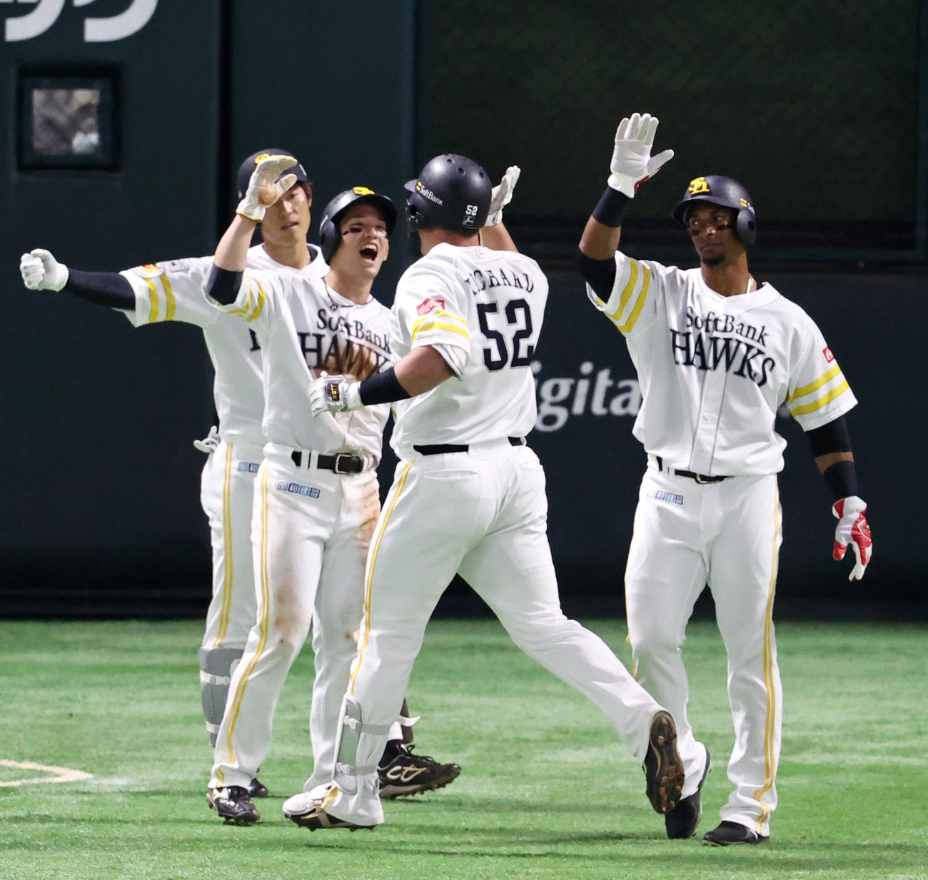 ソフトバンク対阪神　4回裏ソフトバンク2死一、三塁、リチャード（中央）の左越え3点本塁打を出迎える栗原（左）とグラシアル（撮影・加藤哉）