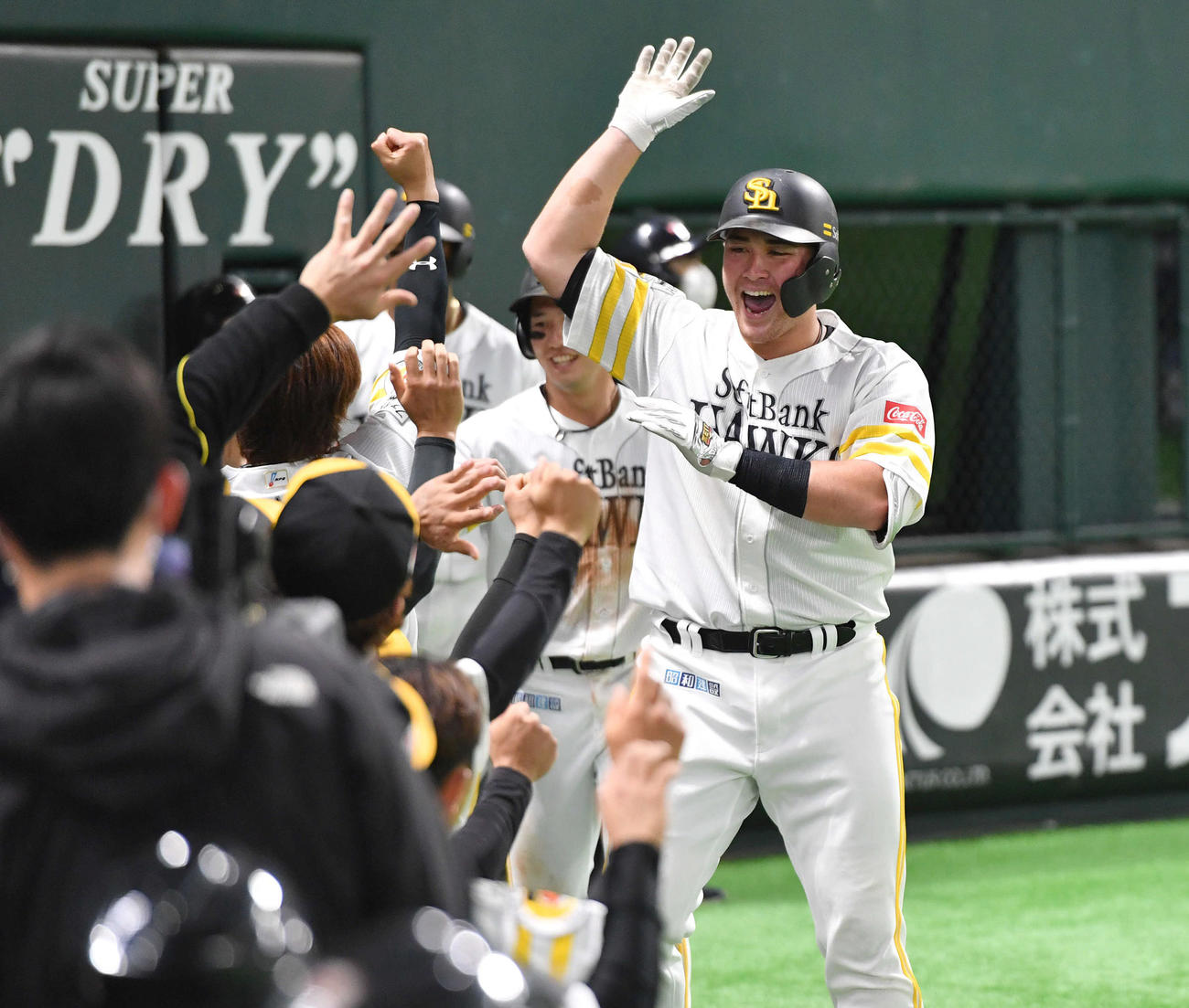 ソフトバンク対阪神　4回裏ソフトバンク2死一、三塁、先制の左越え3点本塁打を放ち、ナインと笑顔でタッチを交わすリチャード（撮影・岩下翔太）
