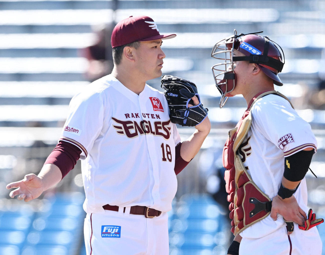 楽天対オリックス　4回表、楽天の捕手安田（右）と話す田中将（撮影・滝沢徹郎）