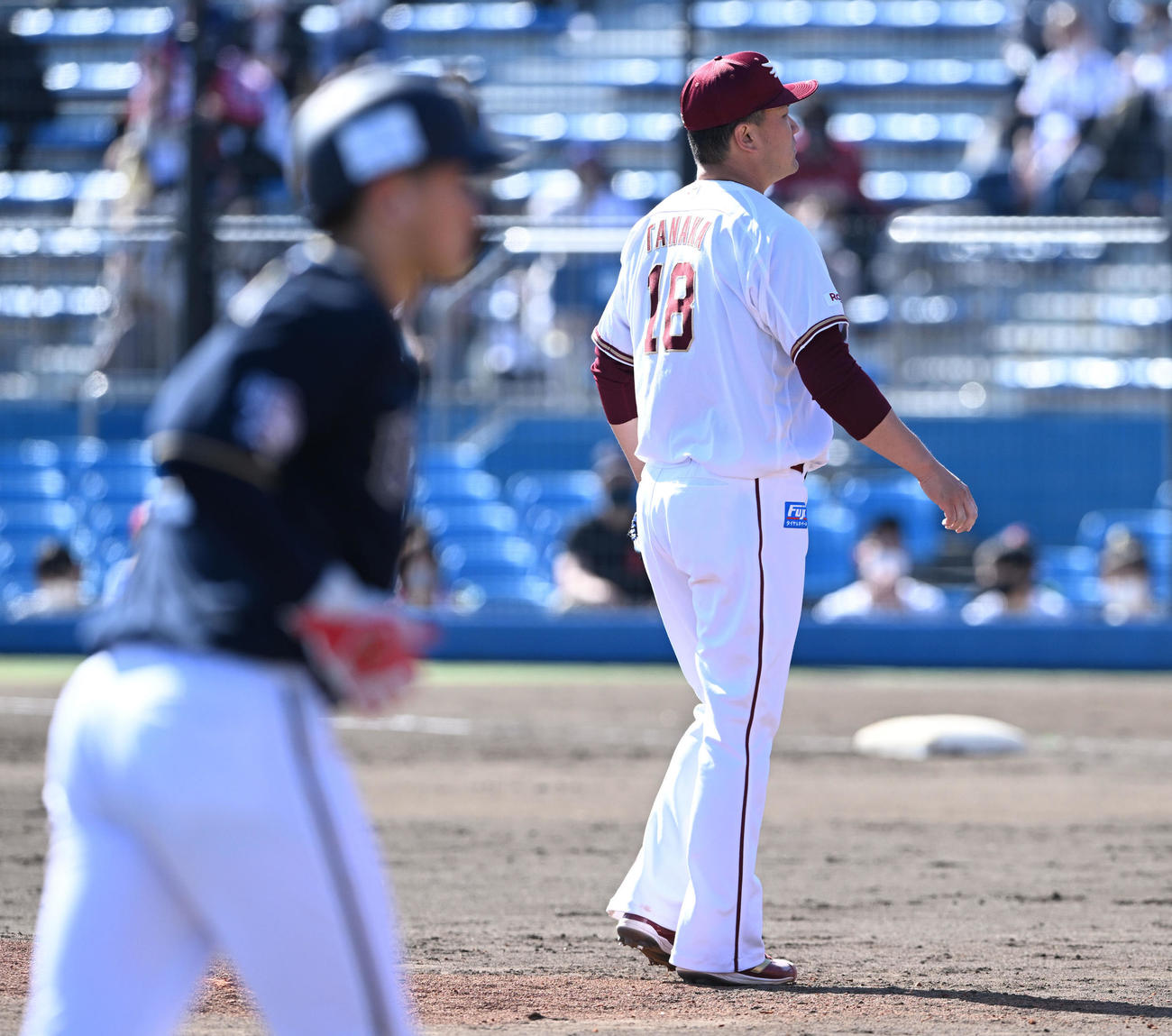 4回表オリックス無死満塁、T－岡田に押し出し四球を許す田中将（奥）（撮影・滝沢徹郎）