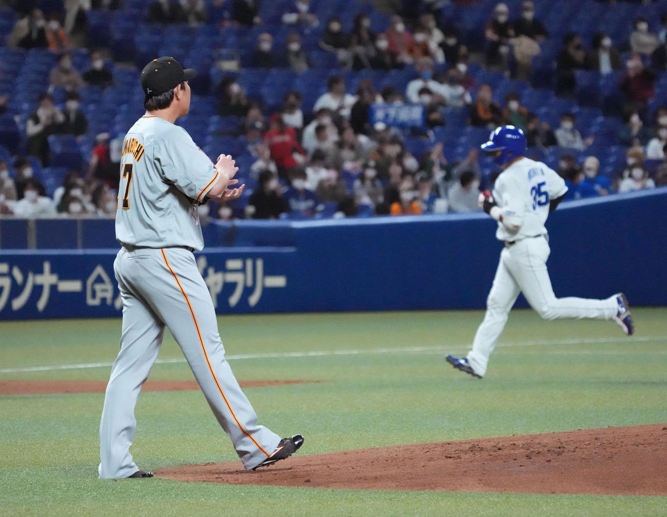 オープン戦中日対巨人　1回裏中日2死満塁、木下に左越え満塁本塁打を打たれた山口（撮影・森本幸一）
