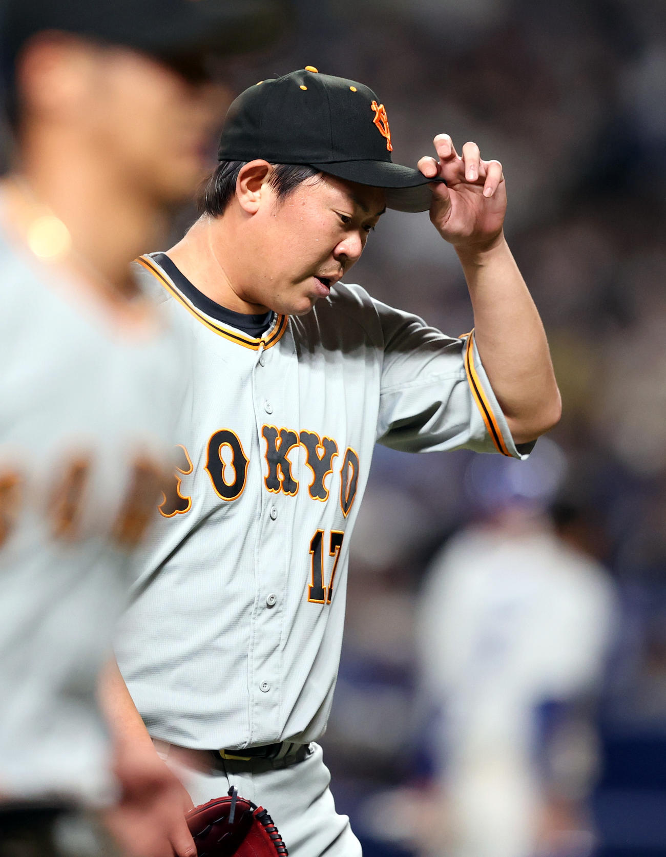 中日対巨人　2回裏を終え、疲れた表情でベンチに戻る巨人先発の山口（撮影・狩俣裕三）