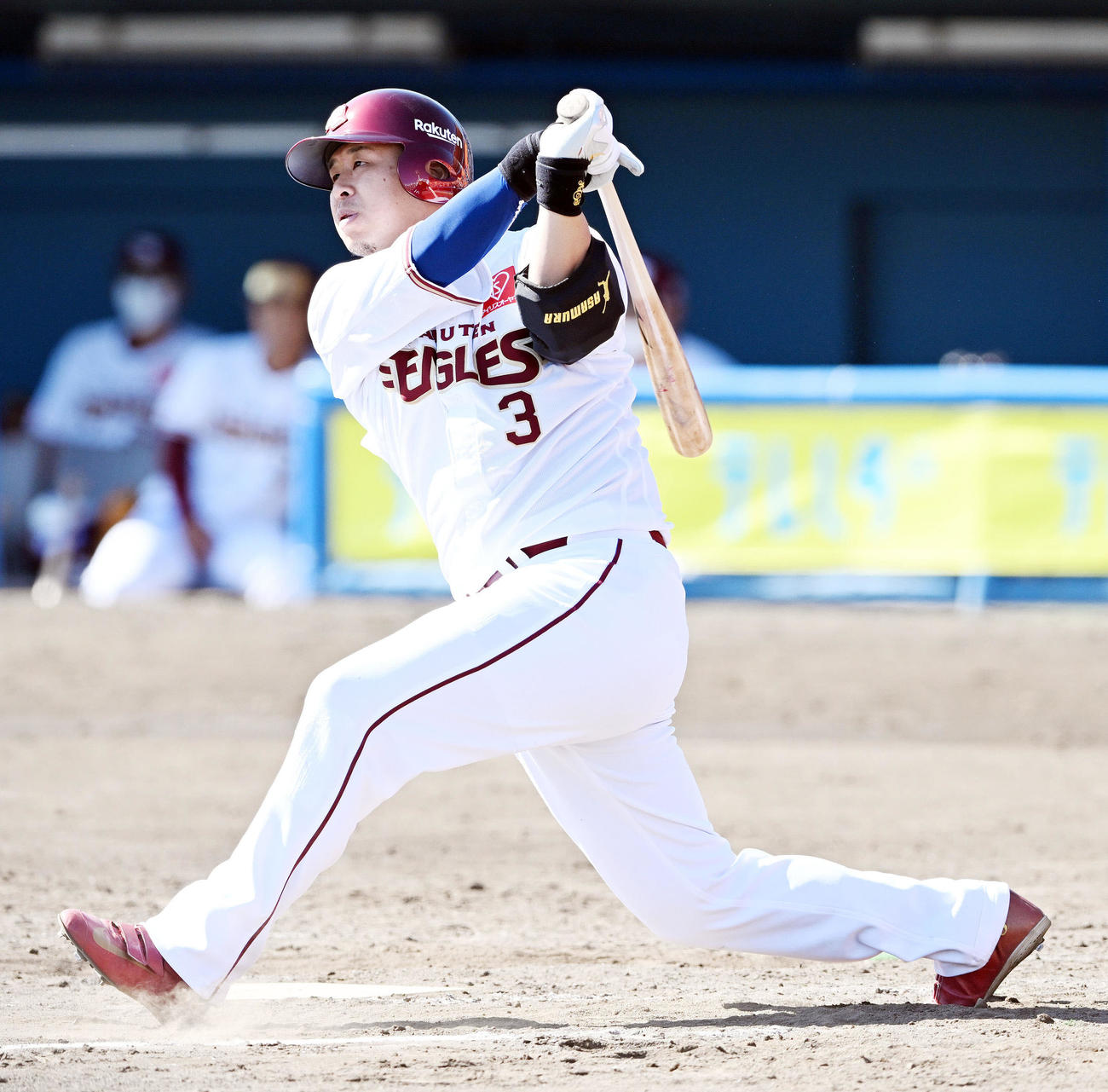 楽天対オリックス　3回裏楽天無死、浅村は二塁打を放つ（撮影・滝沢徹郎）