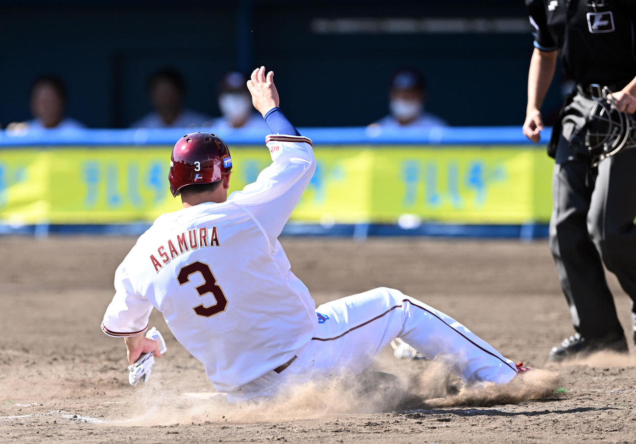 楽天対オリックス　3回裏楽天1死満塁、小郷の犠飛から生還する三走浅村（撮影・滝沢徹郎）