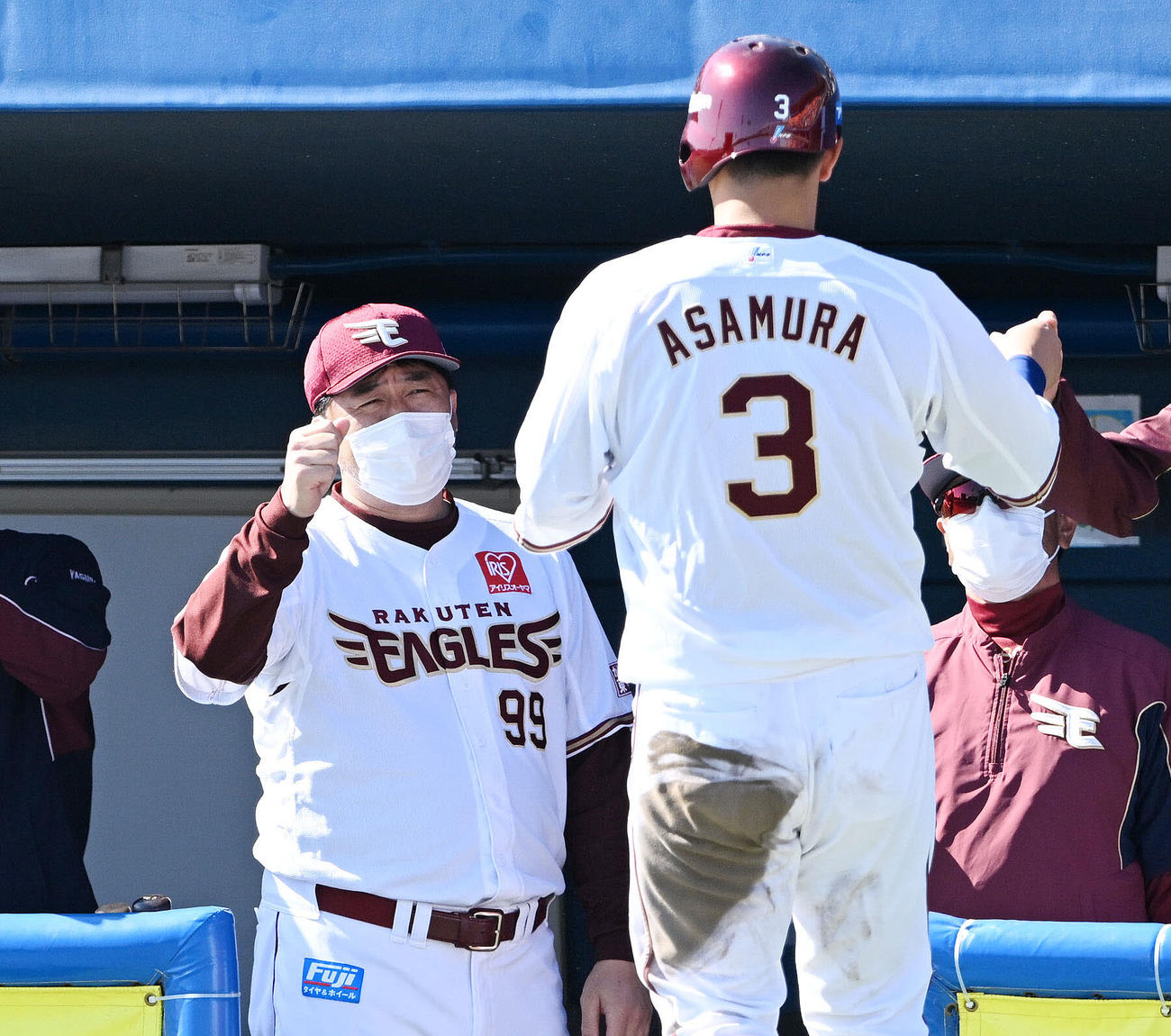 楽天対オリックス　3回裏楽天1死満塁、小郷の犠飛から生還した三走浅村（手前）を迎える石井GM兼監督（撮影・滝沢徹郎）