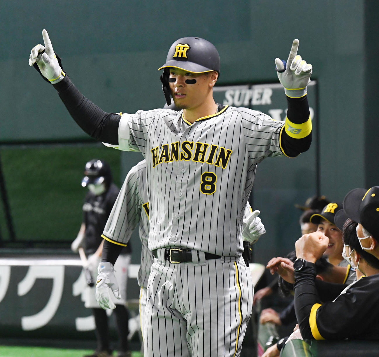 ソフトバンク対阪神　7回表阪神2死一塁、佐藤輝は右越え本塁打を放ちポーズを決める（撮影・前岡正明）