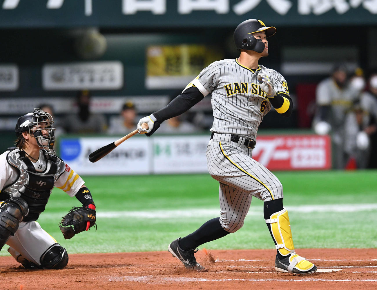 ソフトバンク対阪神　7回表阪神2死一塁、佐藤輝は同点の右越え2点本塁打を放つ（撮影・岩下翔太）