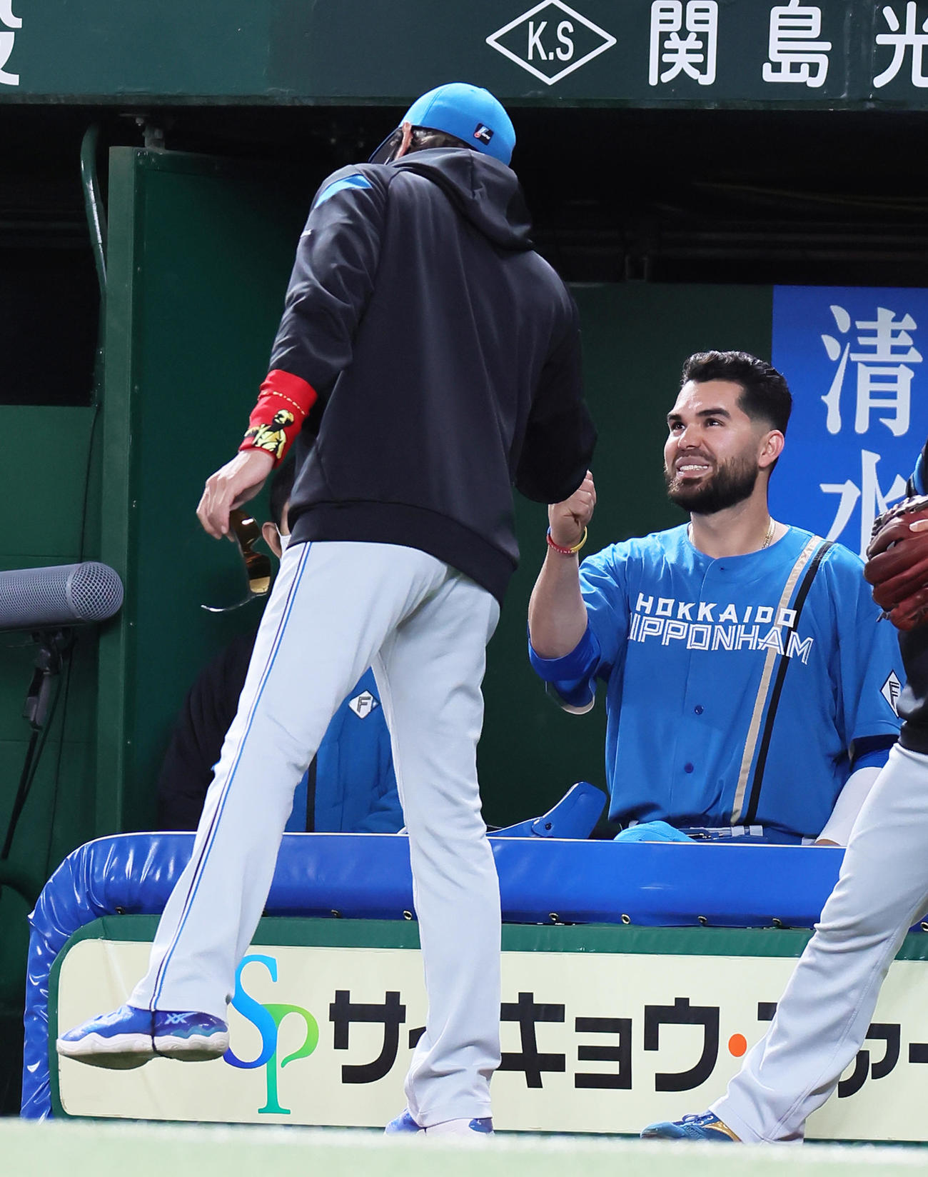 西武対日本ハム　7回表日本ハム1死、左越え本塁打を放ったヌニエス（右）とタッチを交わす新庄監督（撮影・足立雅史）