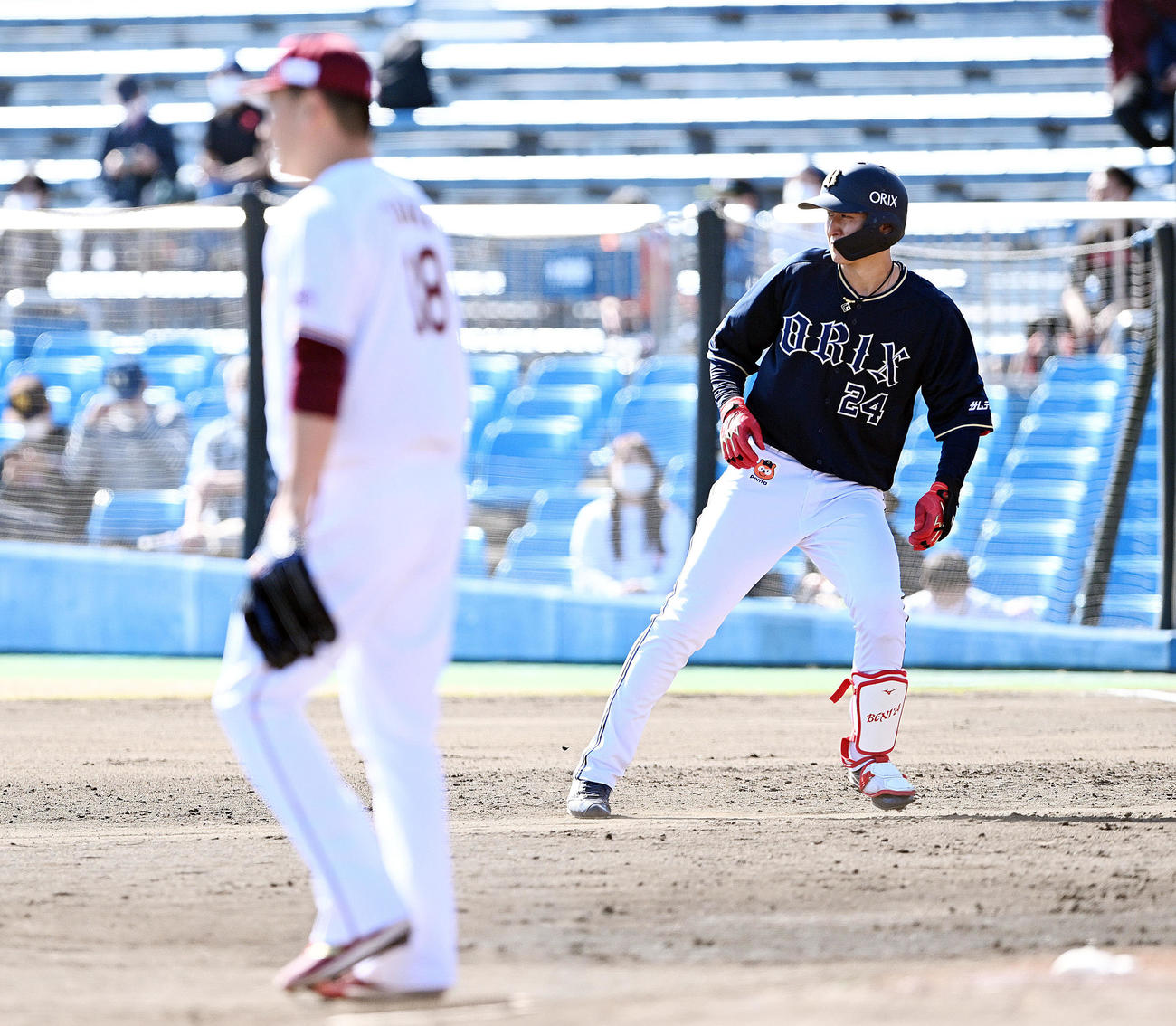 楽天対オリックス　4回表オリックス無死、左前打を放った紅林（奥）。手前は楽天先発の田中将（撮影・滝沢徹郎）