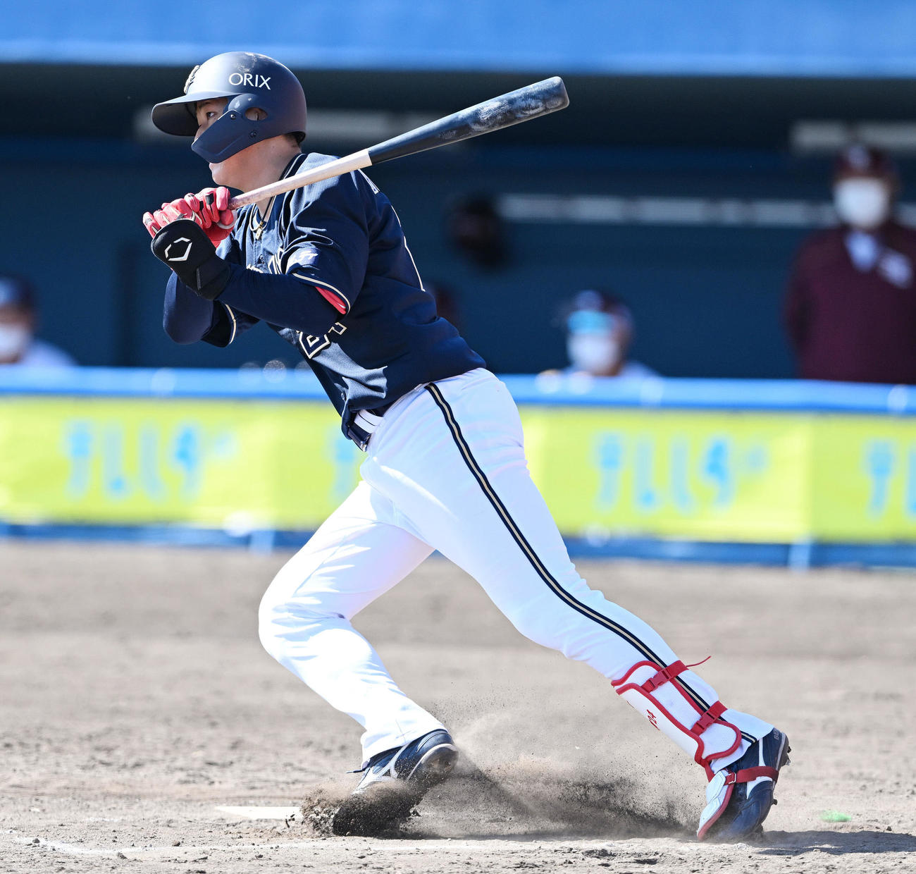 楽天対オリックス　4回表オリックス無死、紅林は左前打を放つ（撮影・滝沢徹郎）