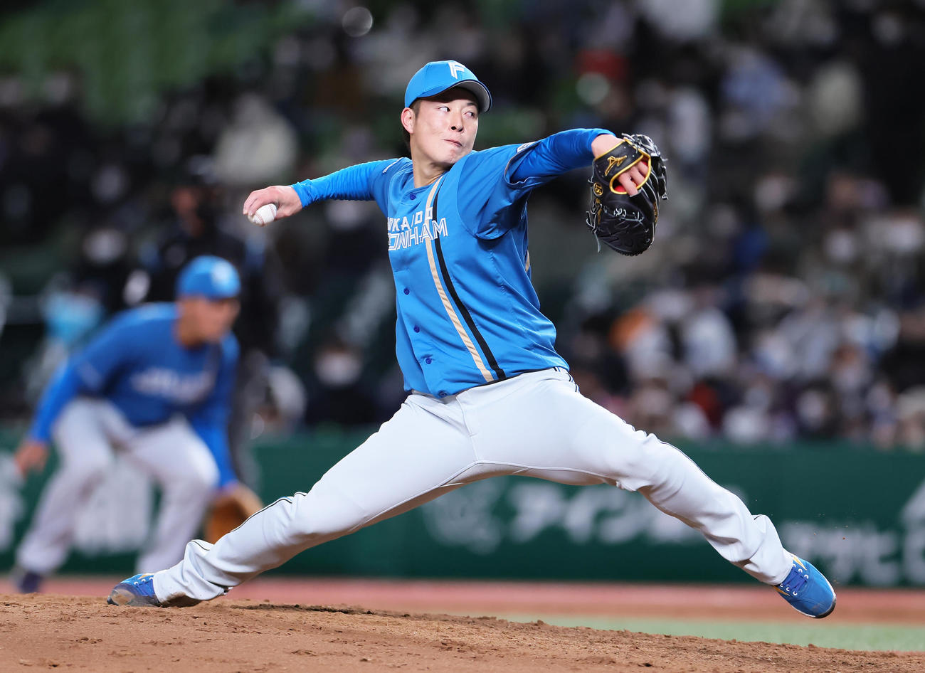 西武対日本ハム　7回から登板した日本ハム吉田（撮影・足立雅史）