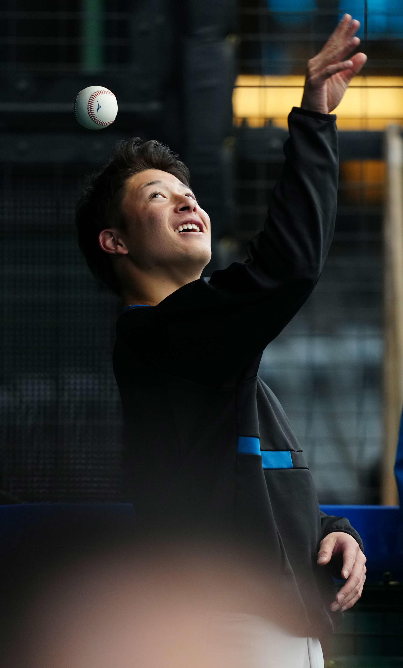 西武対日本ハム　試合前、ボールを宙に舞わせる日本ハム吉田（撮影・江口和貴）