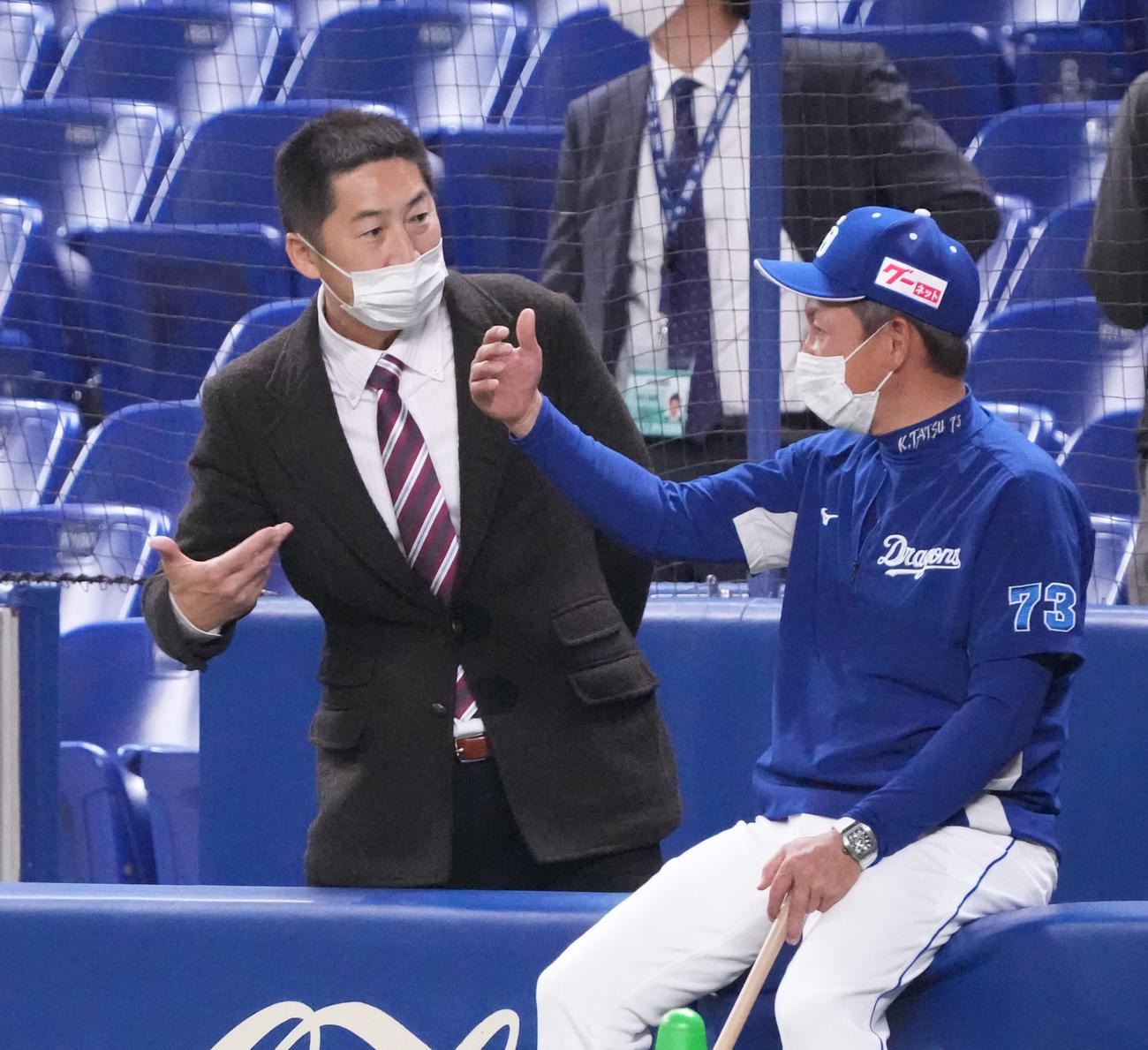 中日対巨人　試合前、言葉を交わす立浪監督（右）と今岡氏（撮影・森本幸一）