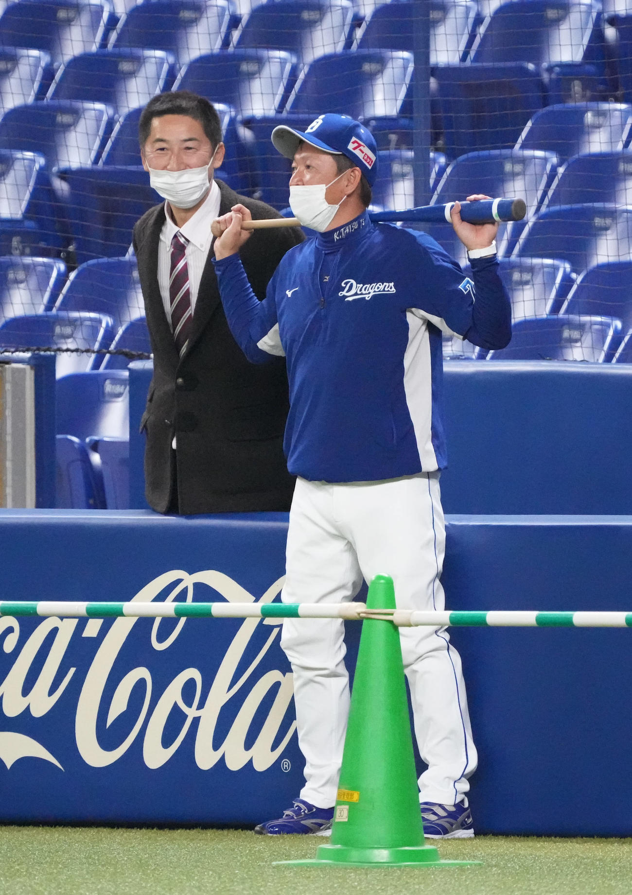 中日対巨人　試合前、言葉を交わす立浪監督（右）と今岡氏（撮影・森本幸一）