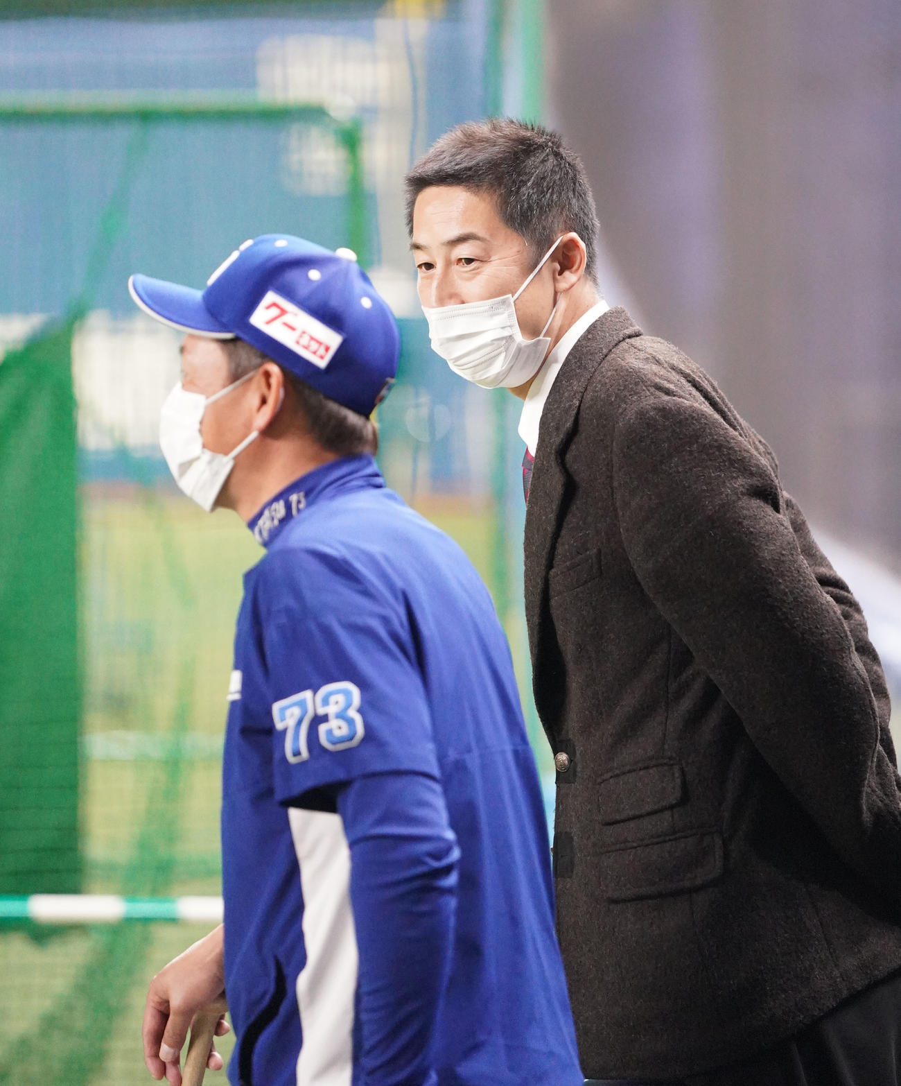 オープン戦中日対巨人　試合前言葉を交わす立浪和義監督と今岡真訪氏（撮影・森本幸一）