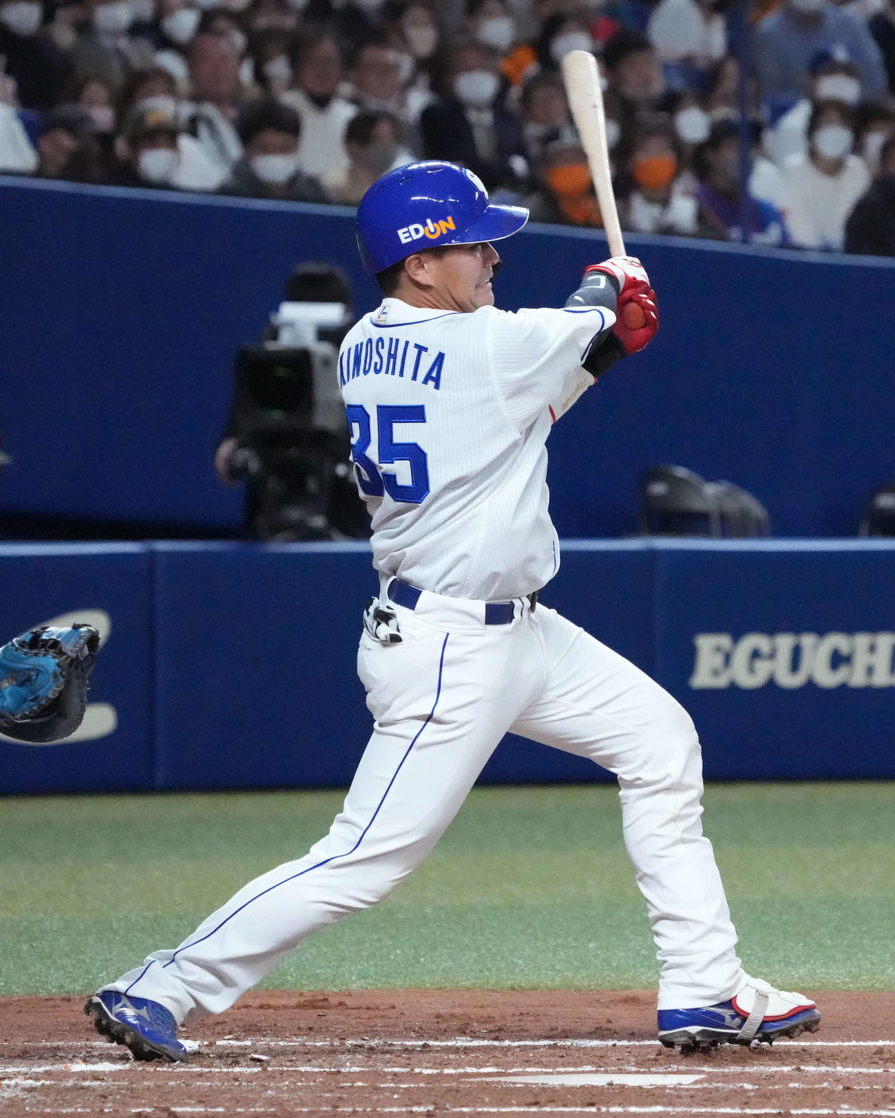 中日対巨人　1回裏中日2死満塁、左越え満塁本塁打を放つ木下（撮影・森本幸一）