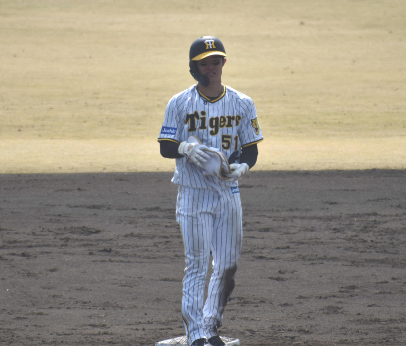 5回裏1死一塁から右前打を放ち、送球間に二塁へ進塁した阪神中野（撮影・古財稜明）