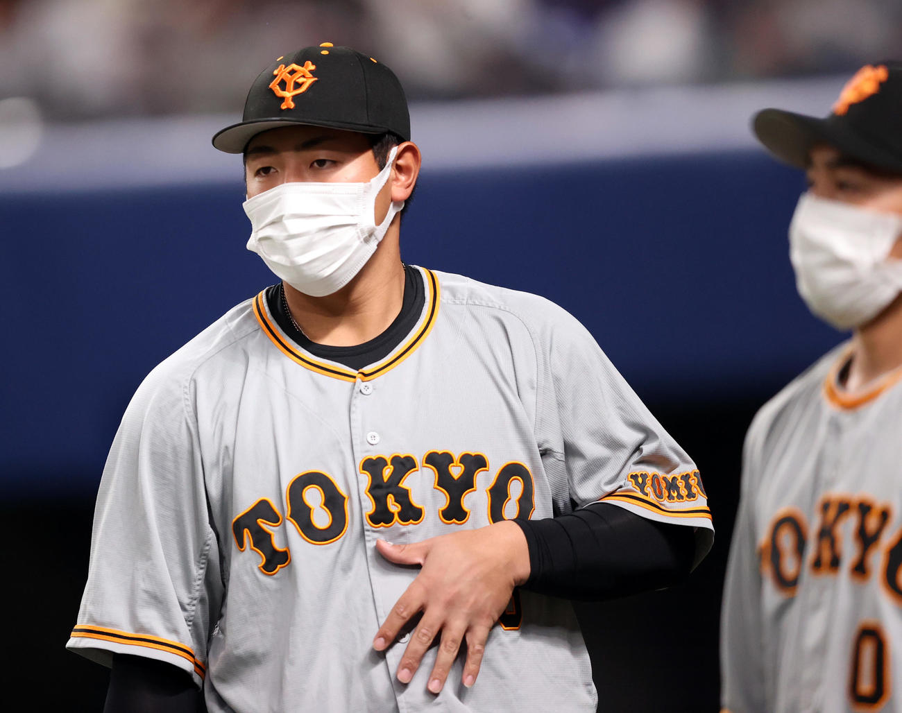 中日対巨人　3回裏を終え、ナインを迎える岡本和（左）（撮影・狩俣裕三）