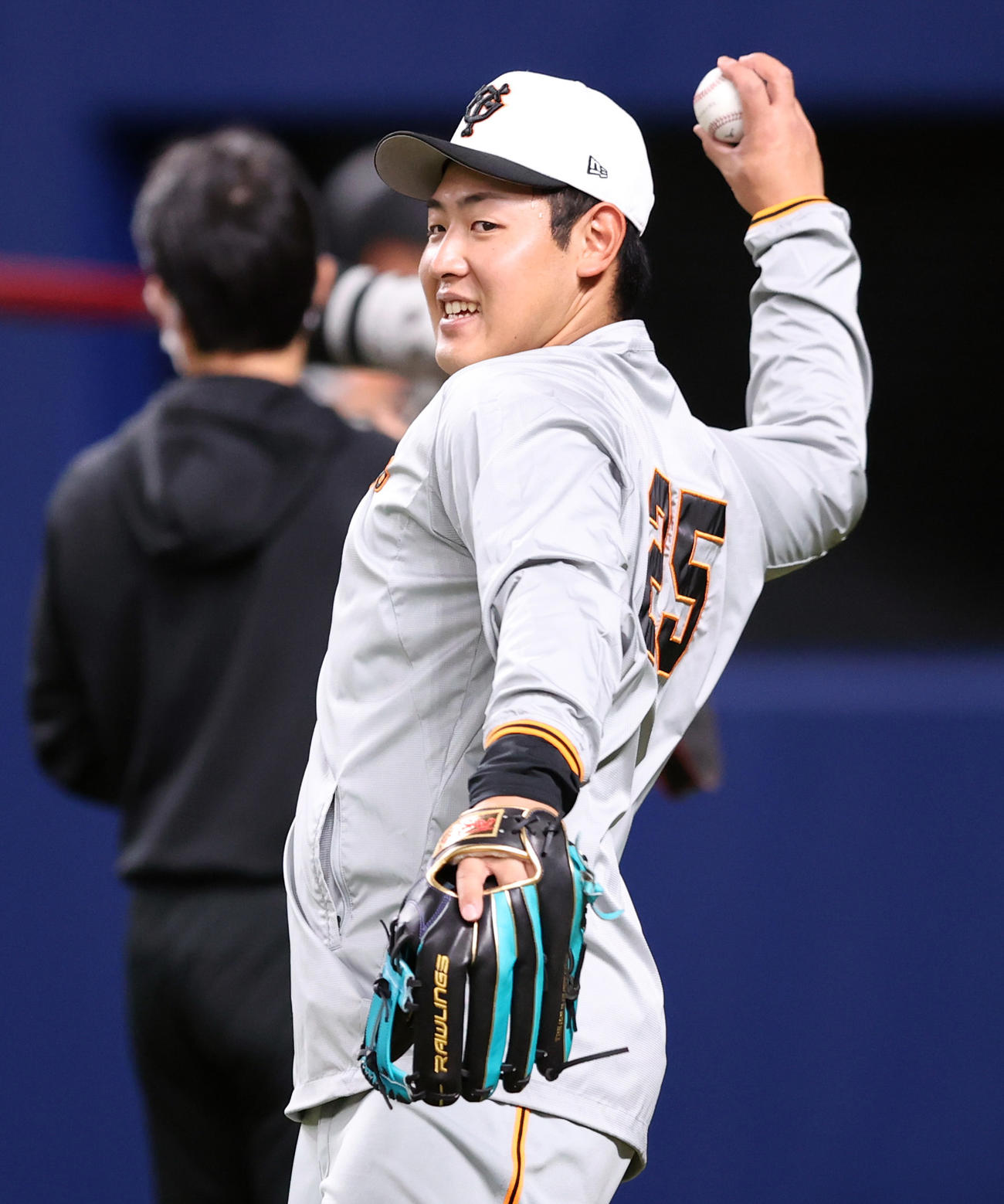 中日対巨人　試合前、笑顔を見せる巨人岡本和（撮影・狩俣裕三）