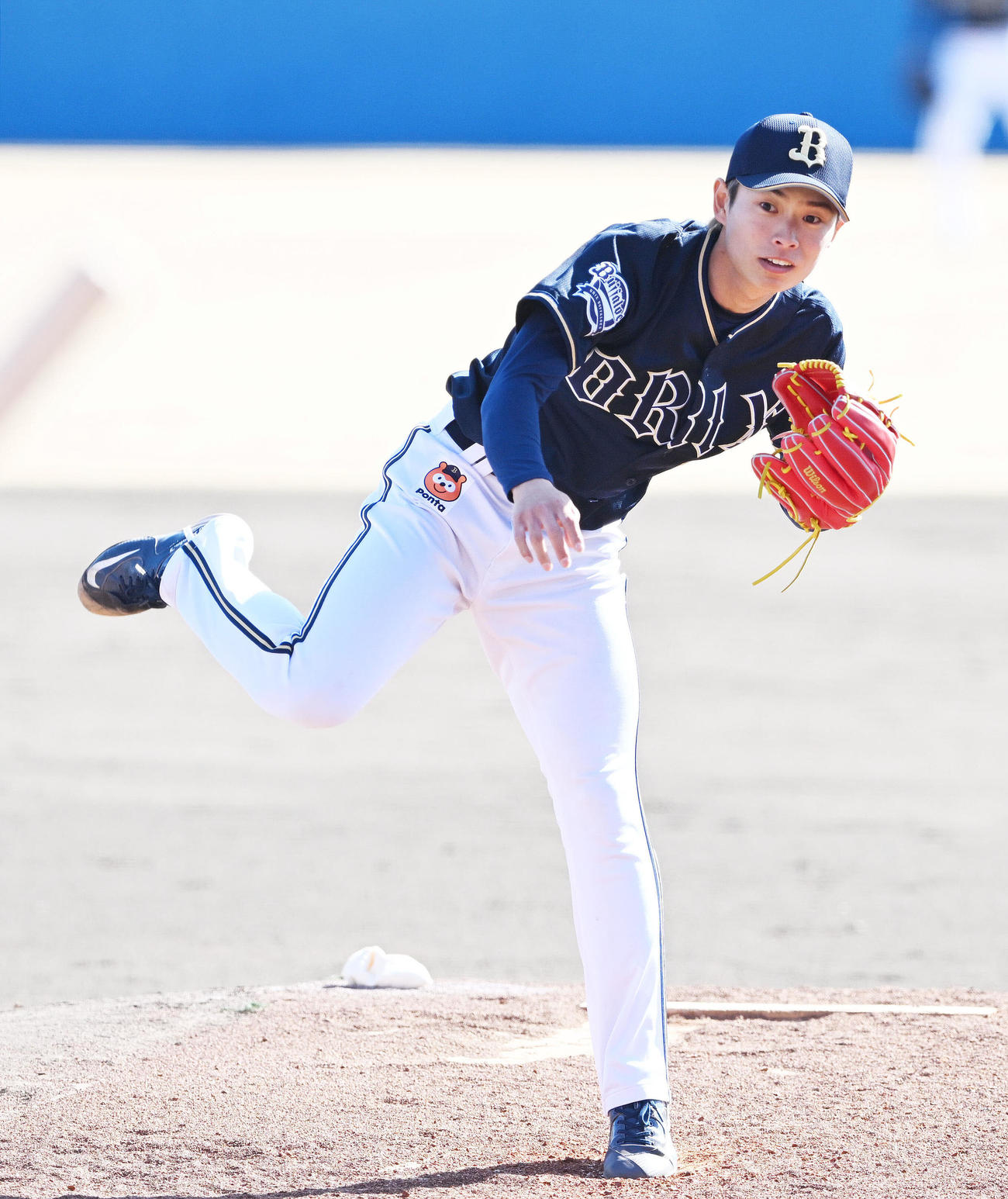 楽天対オリックス　先発で力投するオリックス山岡（撮影・滝沢徹郎）