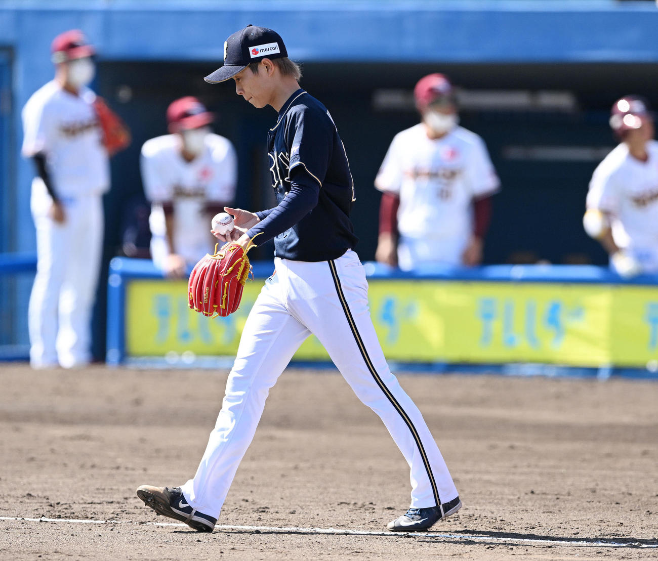 楽天対オリックス　3回裏、失点し下を向くオリックス山岡（撮影・滝沢徹郎）