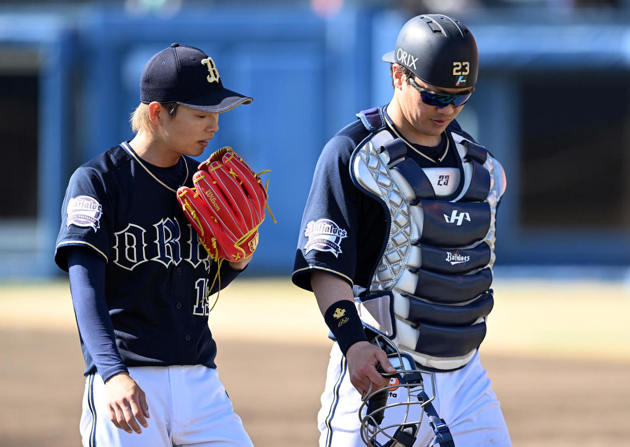 楽天対オリックス　3回裏を投げ終えたオリックス山岡（左）は伏見と引き揚げる（撮影・滝沢徹郎）