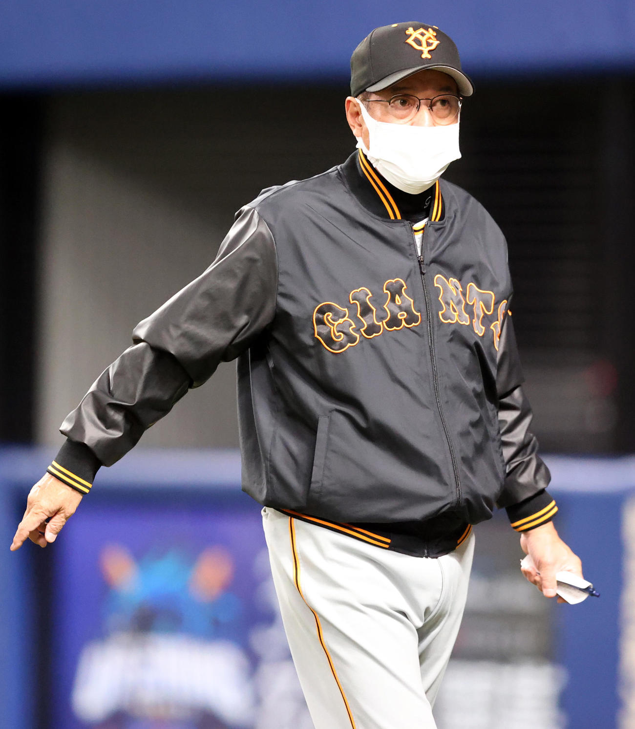 中日対巨人　7回表を終え、選手の交代を告げる巨人原監督（撮影・狩俣裕三）
