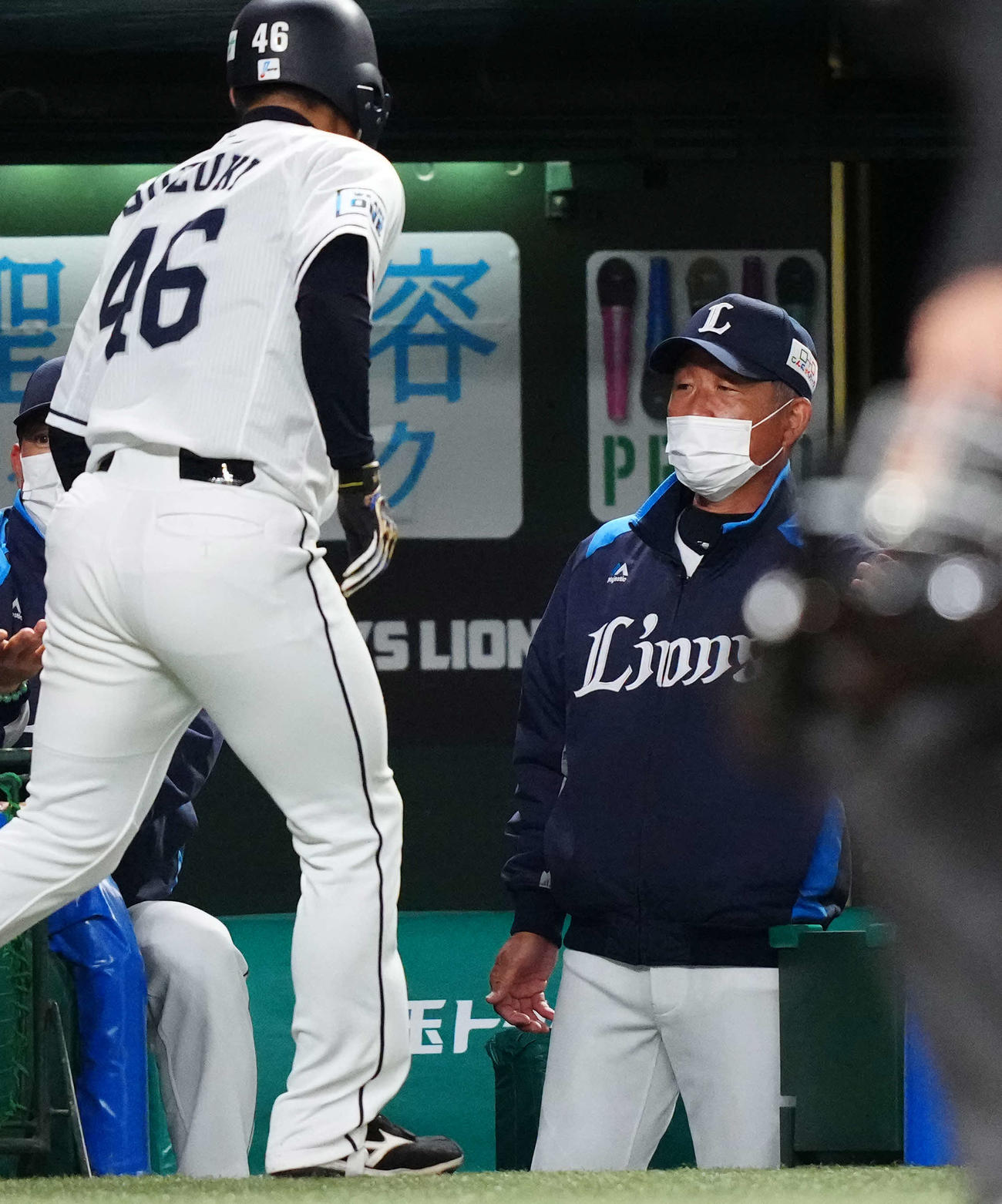 西武対日本ハム　2回裏西武2死満塁、中村の3点適時二塁打で生還した鈴木（左）らを迎える辻監督（撮影・江口和貴）