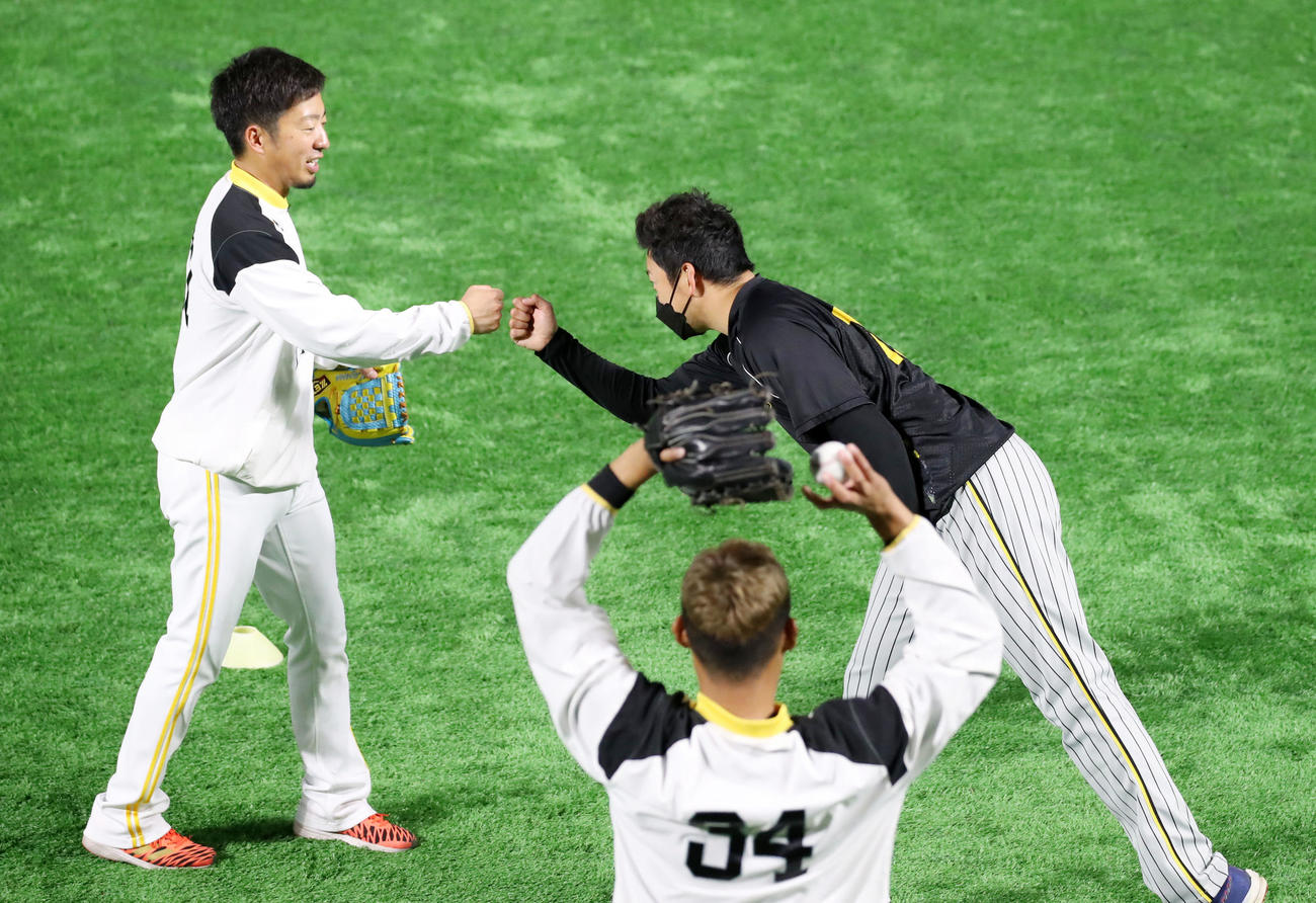 ソフトバンク対阪神　嘉弥真（左）とタッチする渡辺（撮影・加藤哉）