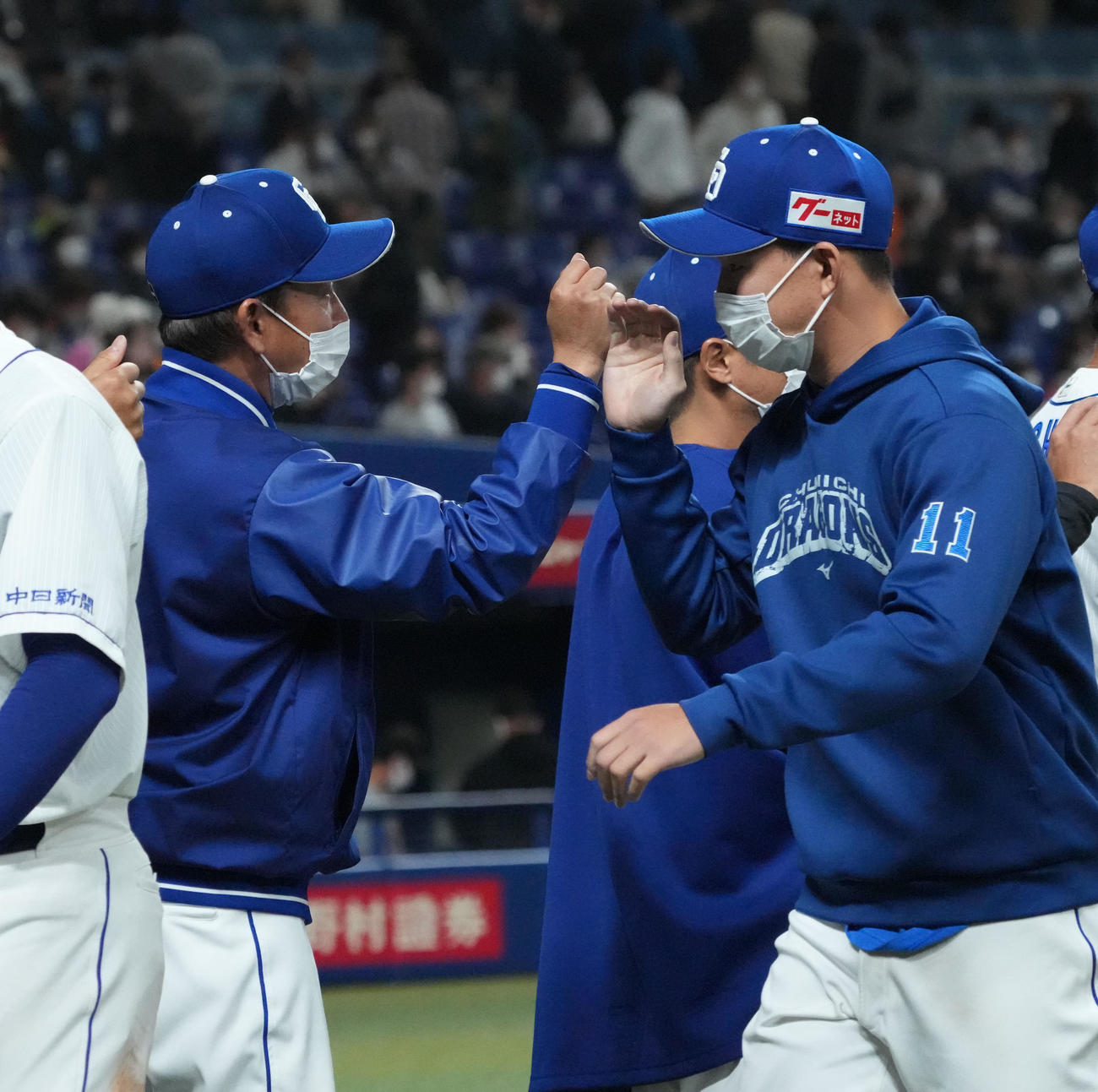 中日対巨人　試合終了、立浪監督とタッチを交わす小笠原（右）（撮影・森本幸一）