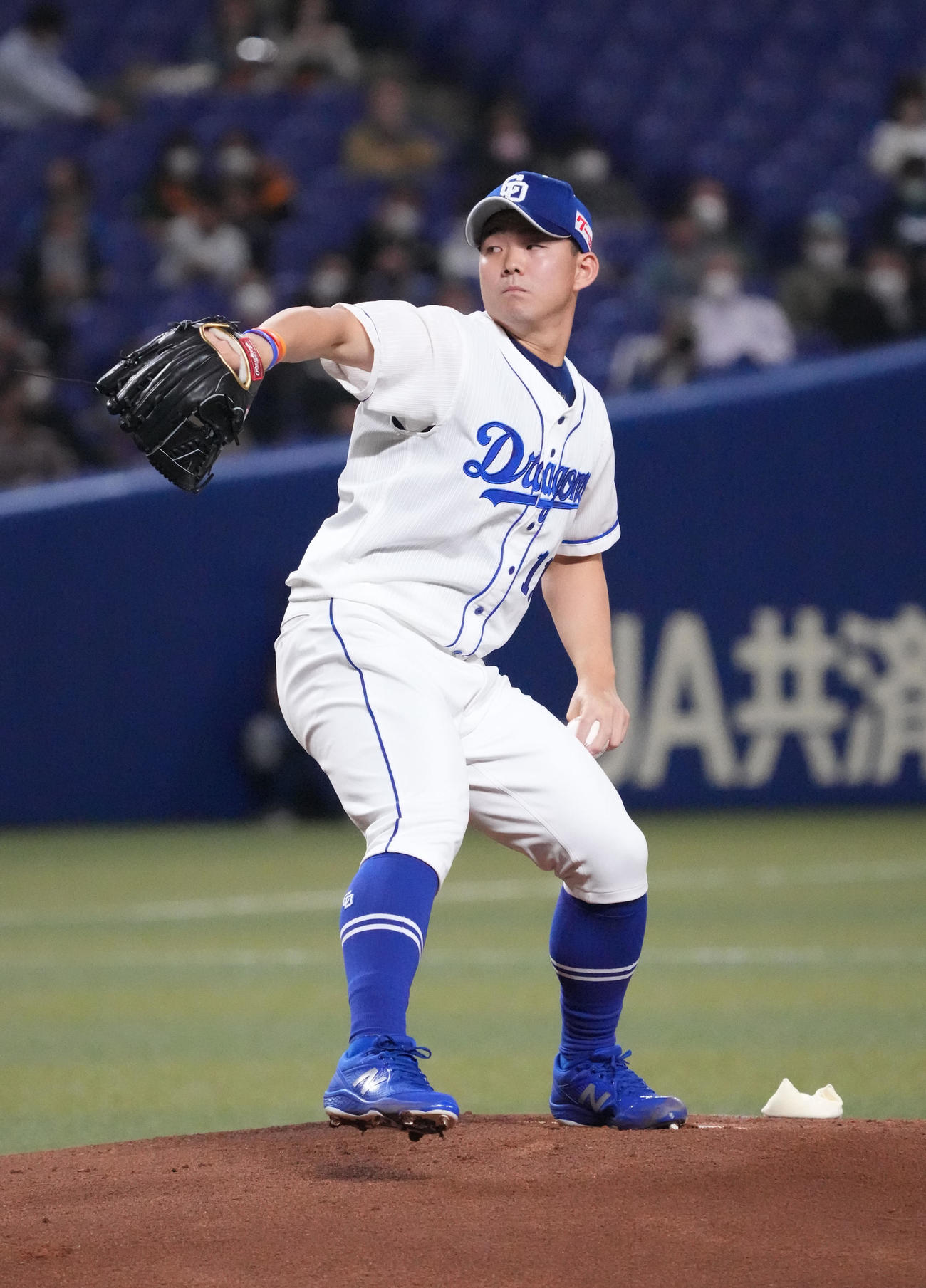中日対巨人　1回表、登板する中日先発の小笠原（撮影・森本幸一）