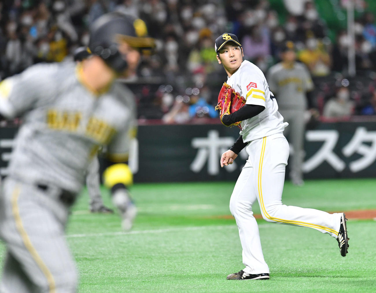 ソフトバンク対阪神　5回表阪神2死一塁、佐藤輝（手前）に右二塁打を打たれた石川（撮影・岩下翔太）