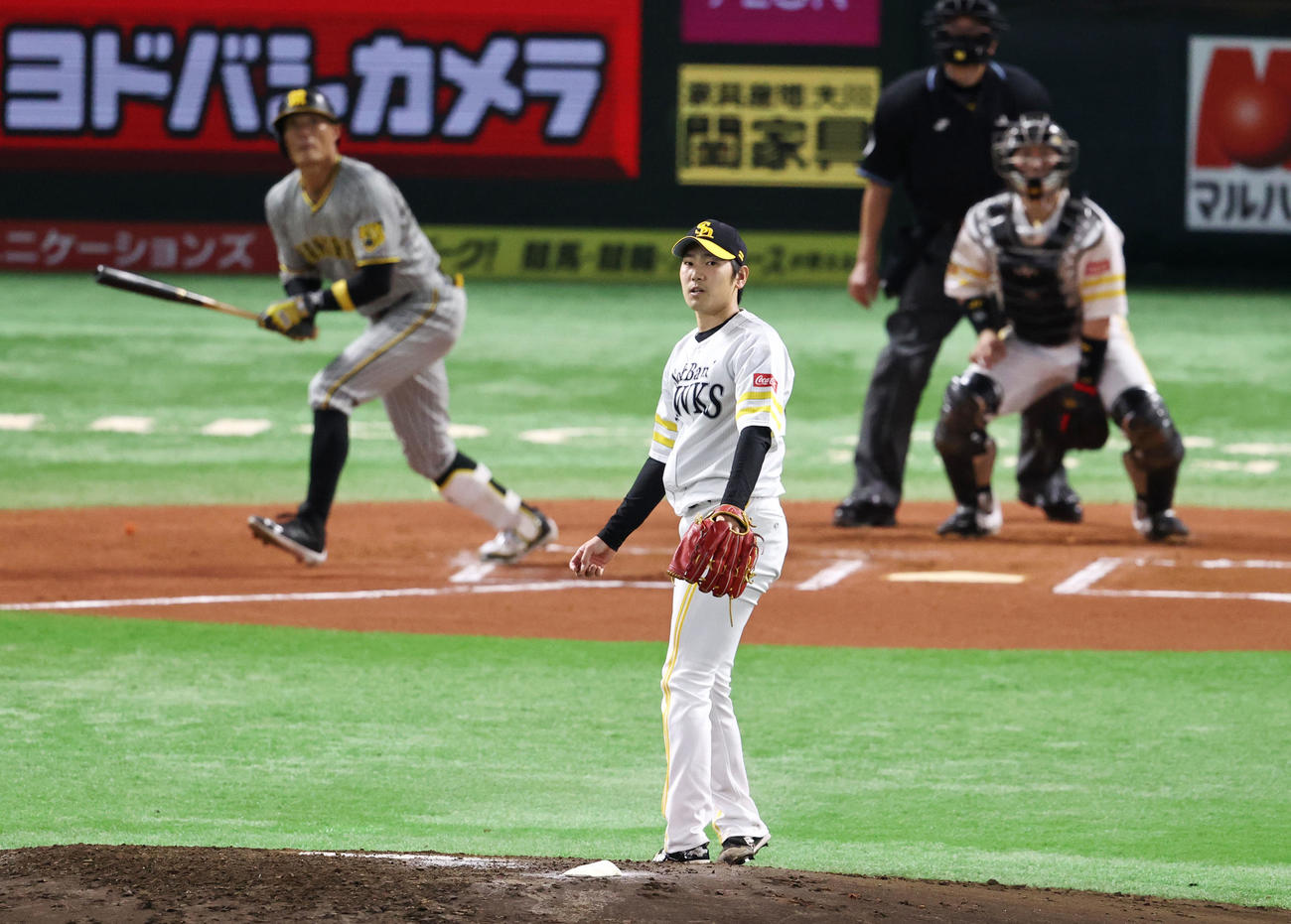 ソフトバンク対阪神　6回表阪神1死、石川は糸井に左中間越え本塁打を被弾（撮影・加藤哉）
