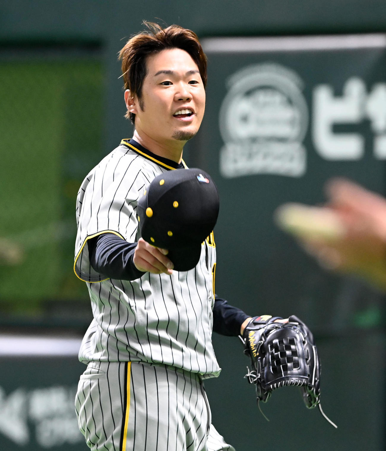 ソフトバンク対阪神　2回、笑顔でベンチの戻る阪神先発の西勇輝（撮影・前岡正明）