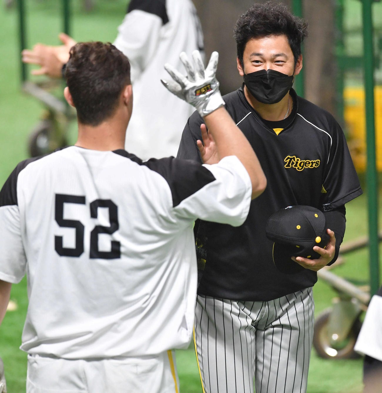 ソフトバンク対阪神　試合前、ソフトバンク・リチャード（左）にあいさつする阪神渡辺（撮影・岩下翔太）