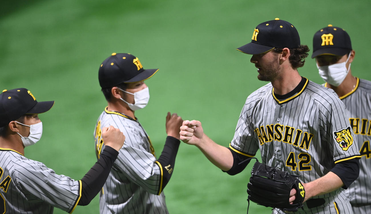 ソフトバンク対阪神　6回、ベンチに戻るケラーはナインとタッチを交わす（撮影・前岡正明）