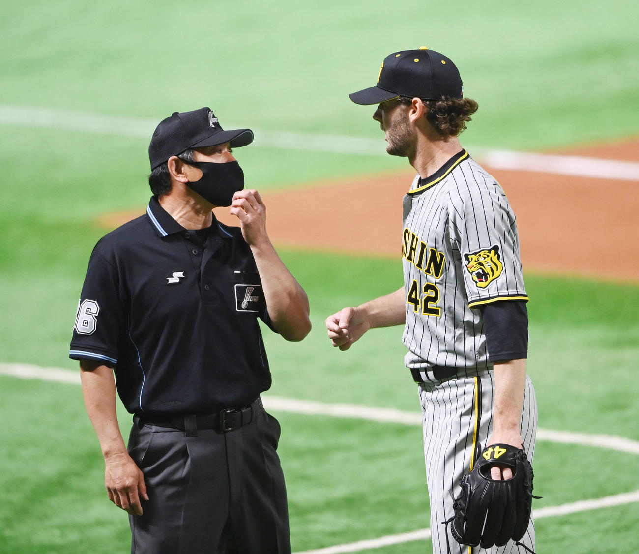 ソフトバンク対阪神　6回、ベンチに戻るケラーは審判と話す（撮影・前岡正明）
