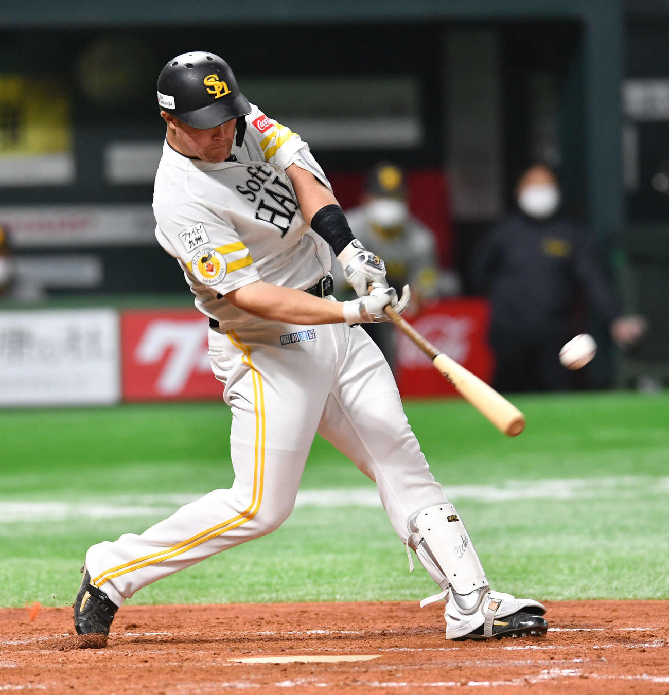 ソフトバンク対阪神　4回裏ソフトバンク2死一、三塁、リチャードは先制の左越え3点本塁打を放つ（撮影・岩下翔太）
