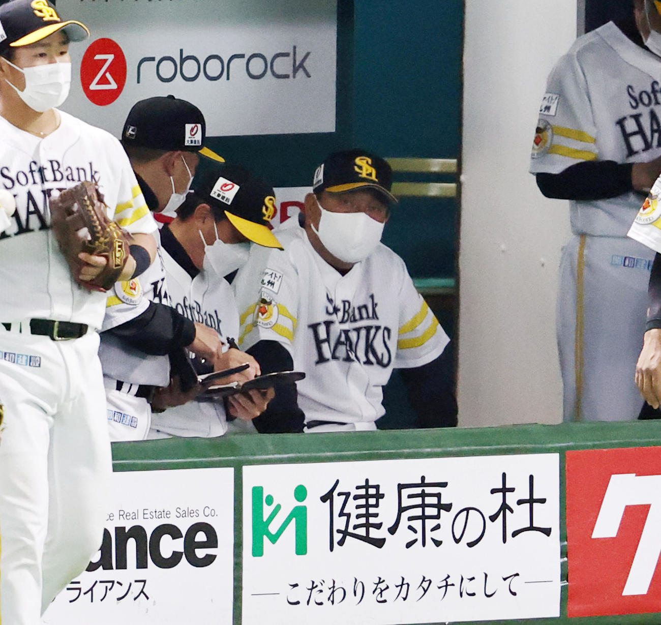 ソフトバンク対阪神　2回表を終えベンチに腰掛けグラウンドを見る藤本監督（撮影・加藤哉）