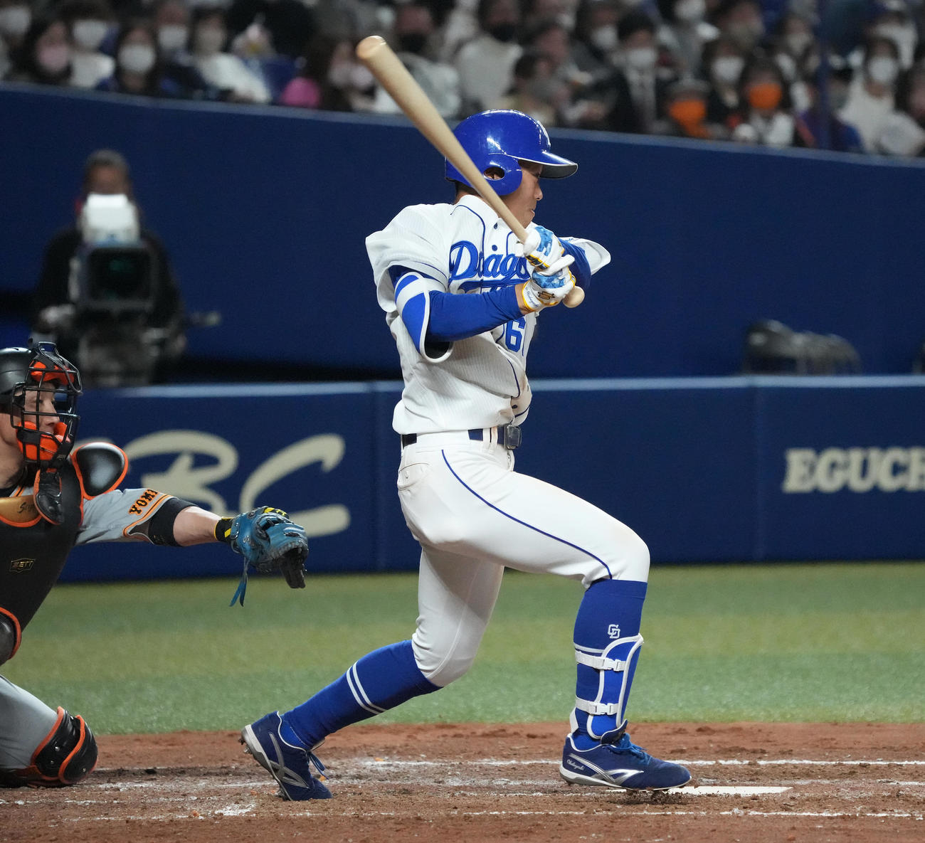 中日対巨人　4回裏中日1死二塁、中前適時打を放つ岡林（撮影・森本幸一）