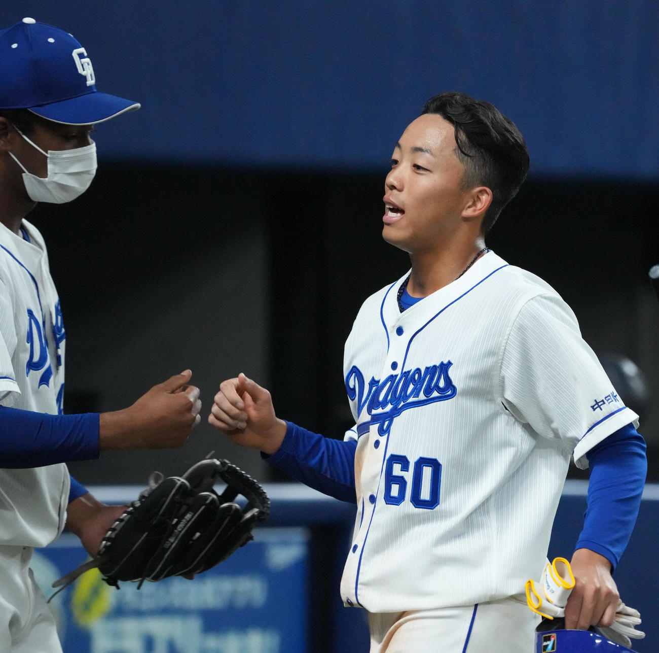中日対巨人　4回裏中日攻撃終了、明るい表情でベンチへ戻る岡林（撮影・森本幸一）