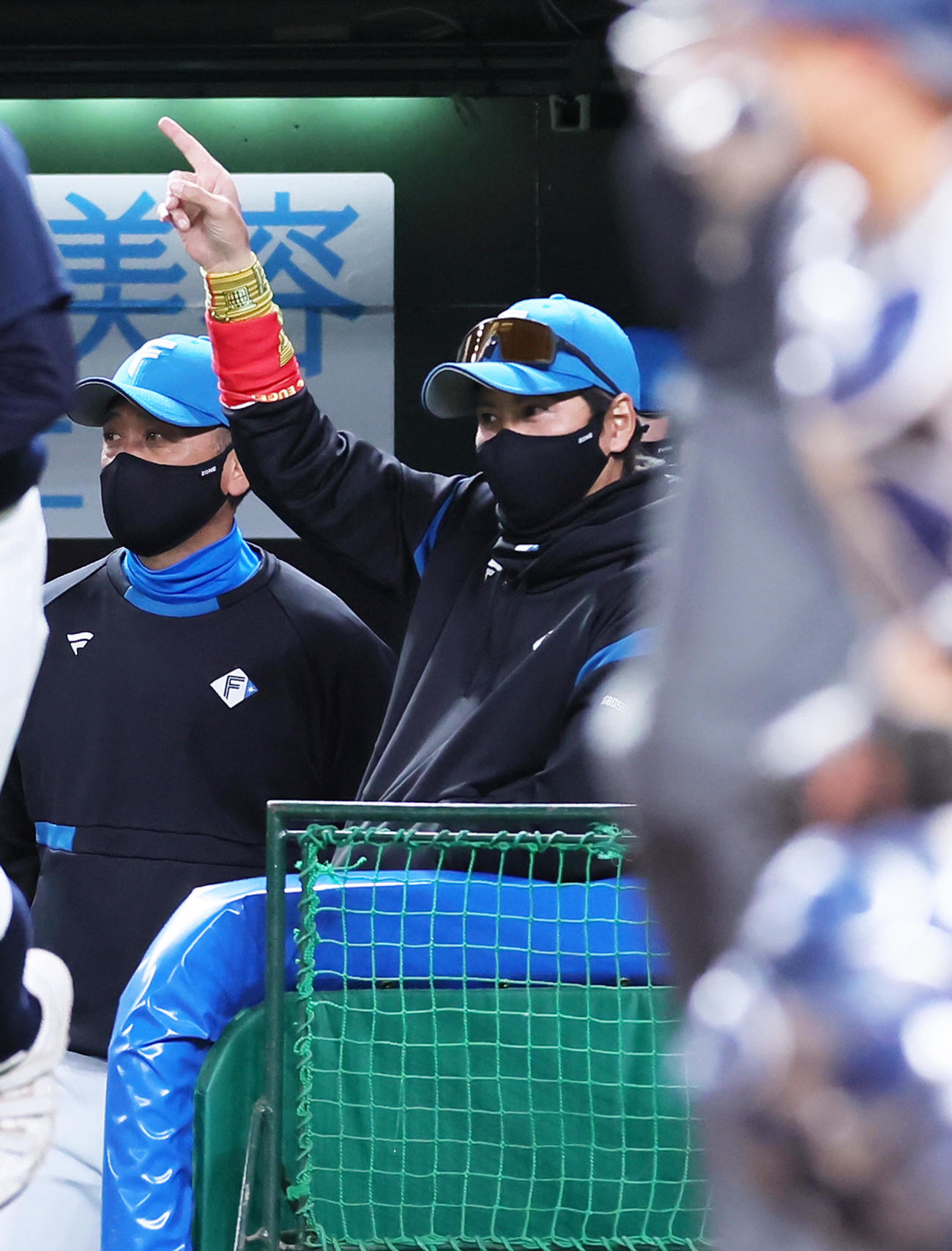 西武対日本ハム　7回表日本ハム1死、ヌニエスの左越え本塁打となる打球を指さし笑顔の新庄監督（撮影・足立雅史）