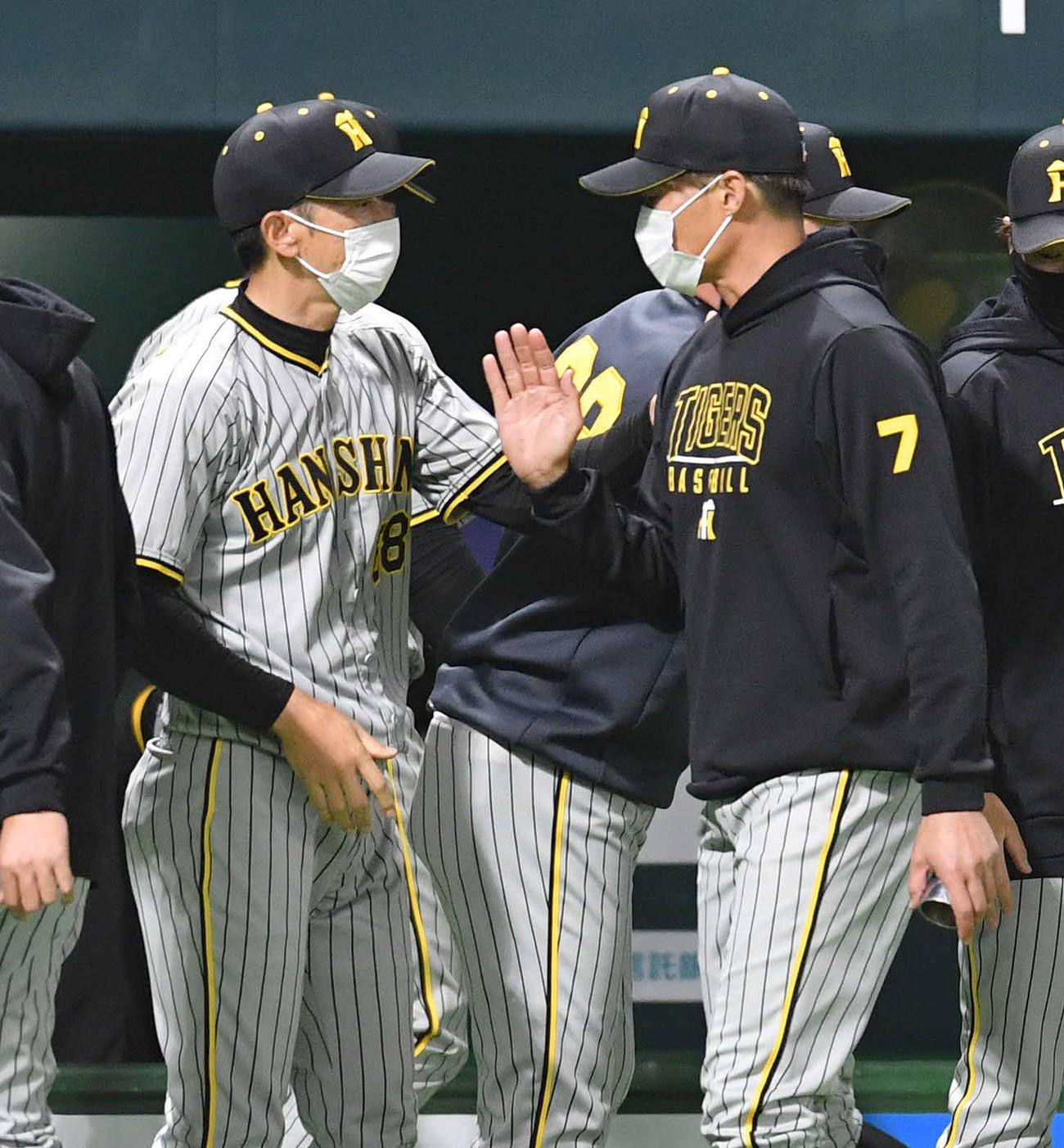ソフトバンク対阪神　ソフトバンクと引き分け、ベンチ前で糸井（右）らナインを迎える矢野監督（撮影・岩下翔太）