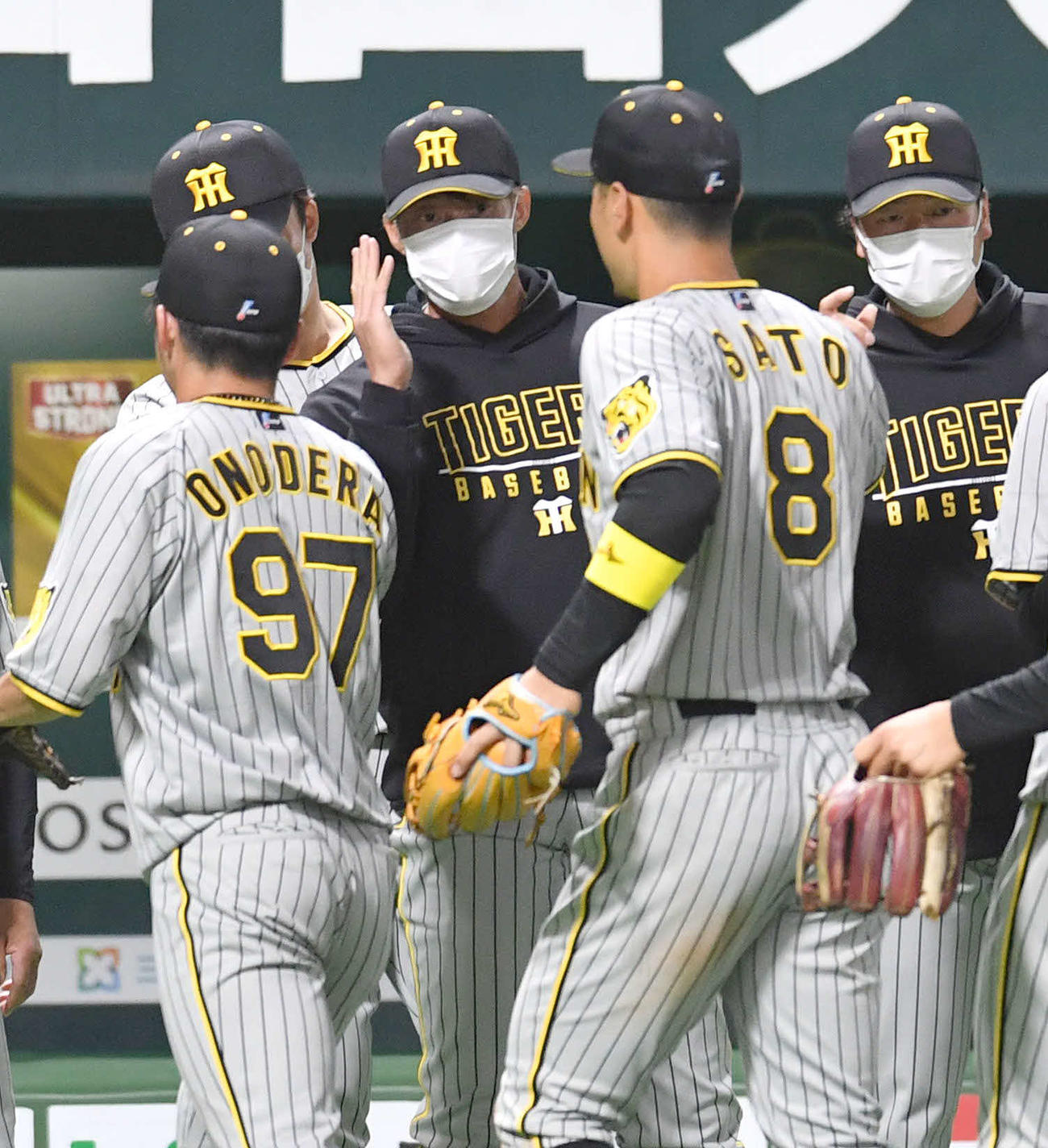 ソフトバンク対阪神　ソフトバンクと引き分け、ベンチ前で佐藤輝（右から2人目）らナインを迎える糸井（撮影・岩下翔太）