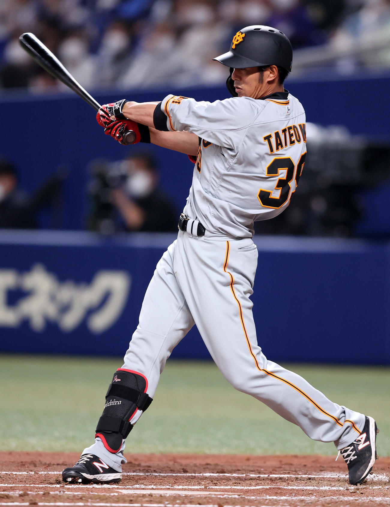 中日対巨人　3回表巨人2死、二塁打を放つ立岡（撮影・狩俣裕三）