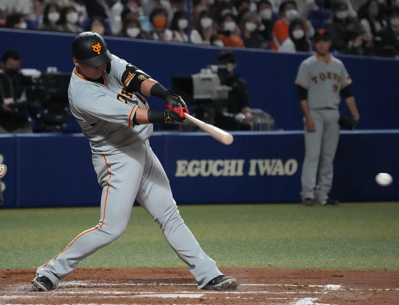 オープン戦中日対巨人　4回表巨人1死二塁、中前適時打を放つ中田（撮影・森本幸一）