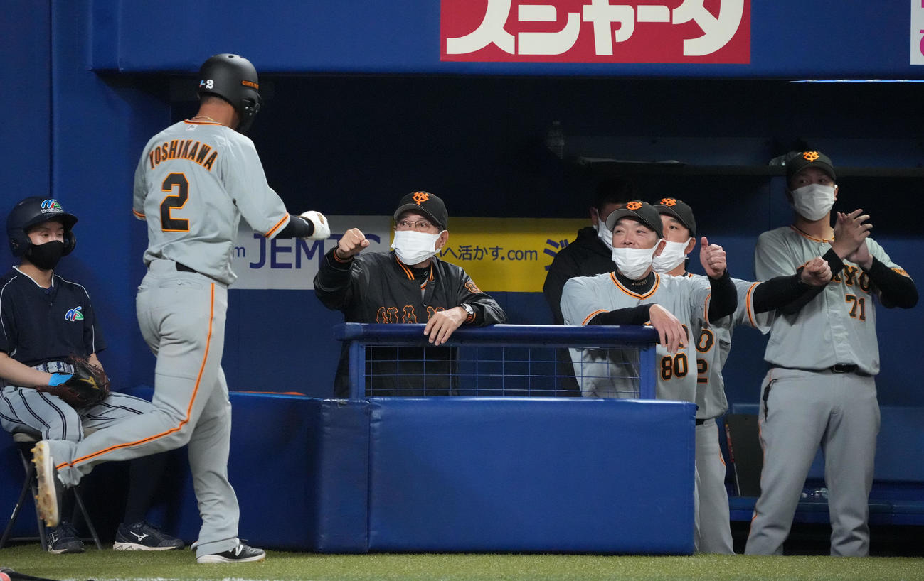 オープン戦中日対巨人　4回表巨人1死二塁、中田の中前適時打で生還した吉川尚を迎える原監督（撮影・森本幸一）