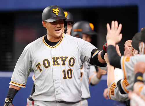 中日対巨人　6回表巨人2死二、三塁、3点本塁打を放ち、ベンチに迎えられる中田（撮影・狩俣裕三）