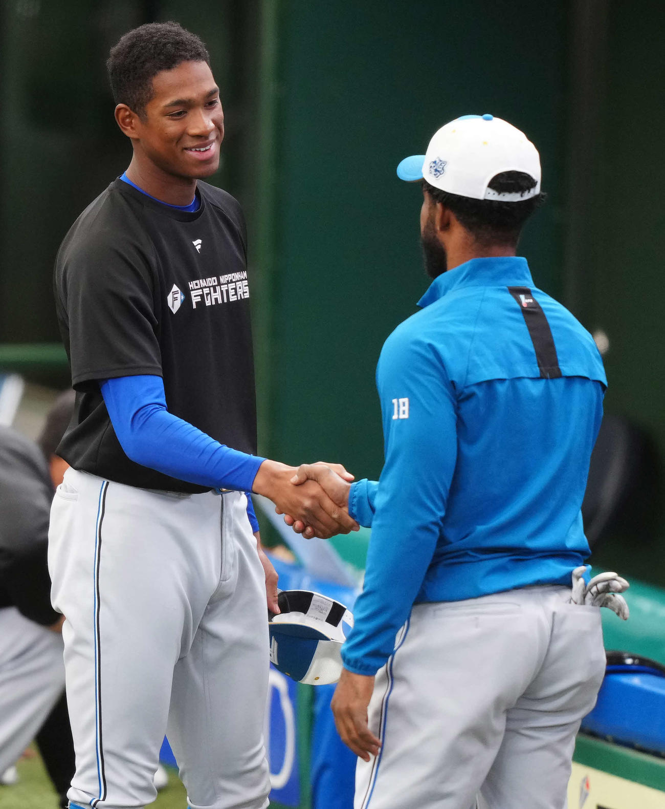 西武対日本ハムの試合前、日本ハム・アルカンタラ（右）と握手をかわす万波中正（撮影・江口和貴）