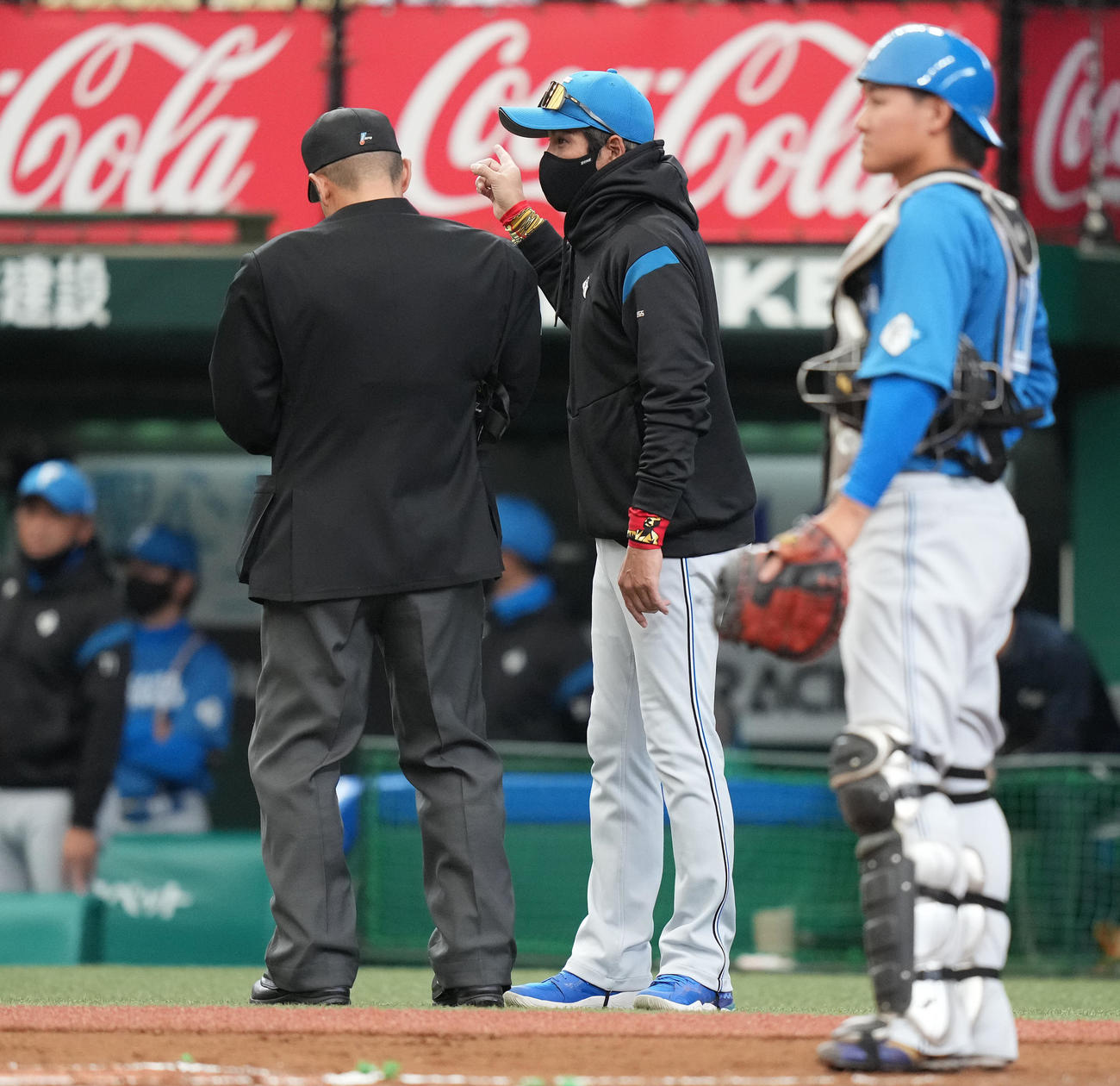 西武対日本ハム　1回裏開始前、選手交代を告げる日本ハム新庄監督（中央）（撮影・鈴木みどり）